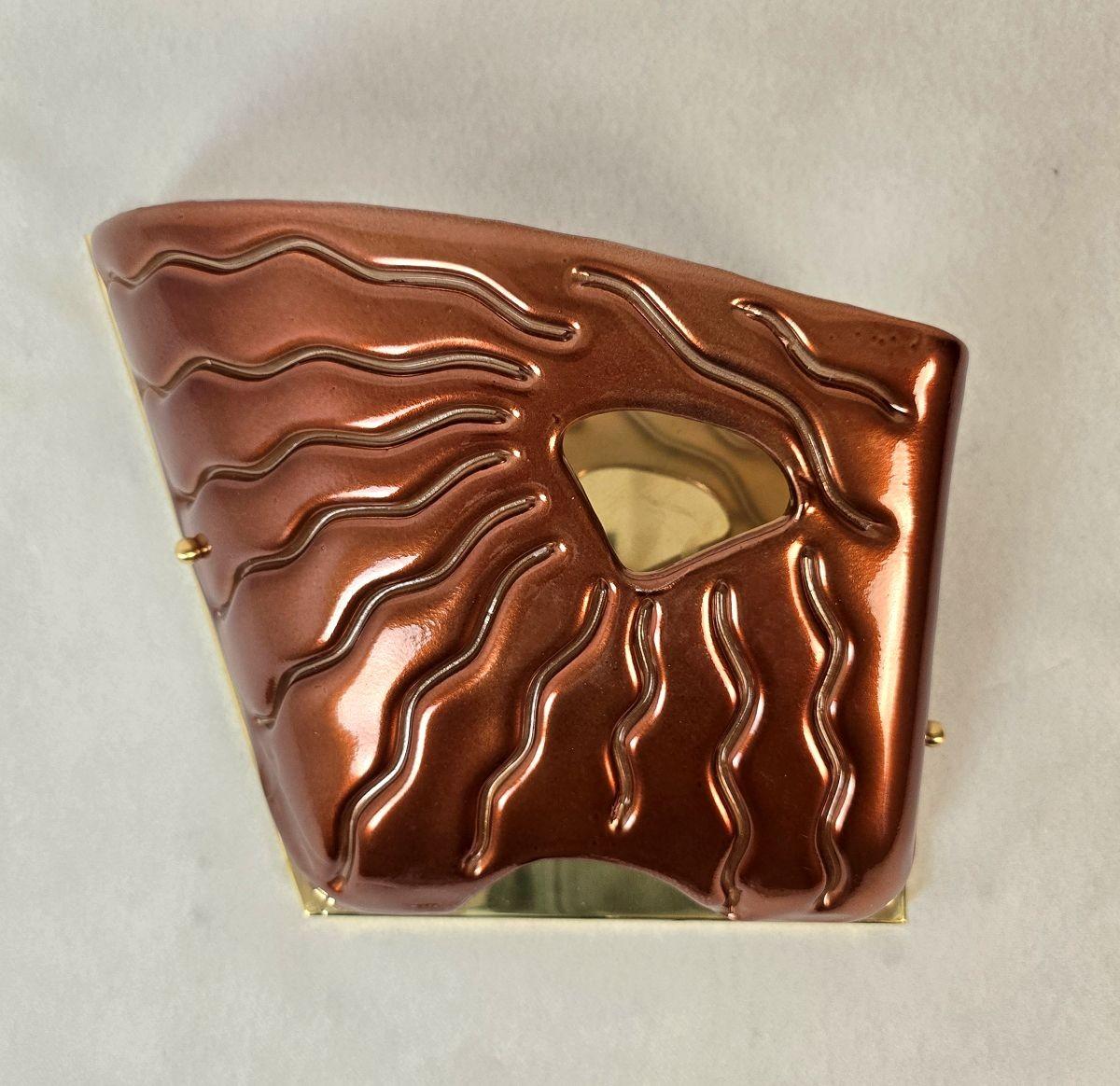 Coppia di appliques in vetro di Murano della metà del secolo scorso, stile Vistosi, Italia, anni '80.
La coppia di appliques italiane è composta da un unico vetro di Murano color terracotta e da una cornice in ottone.
La forma e il design del vetro