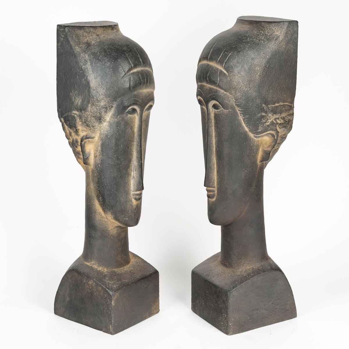 Francese Coppia di sculture in terracotta in stile Modigliani, XX secolo. in vendita