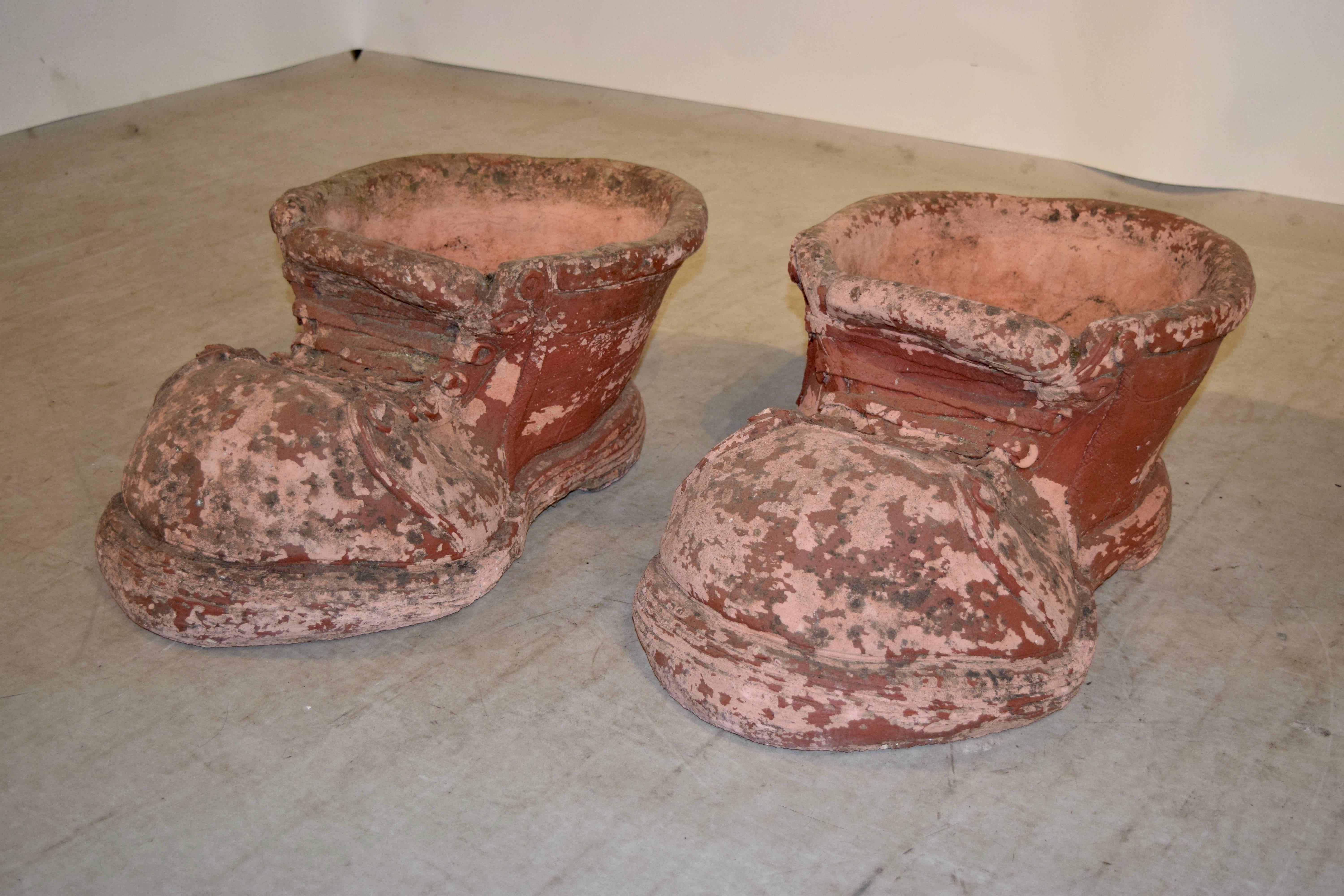Pareja de jardineras de terracota para zapatos, hacia 1960 Arte popular en venta