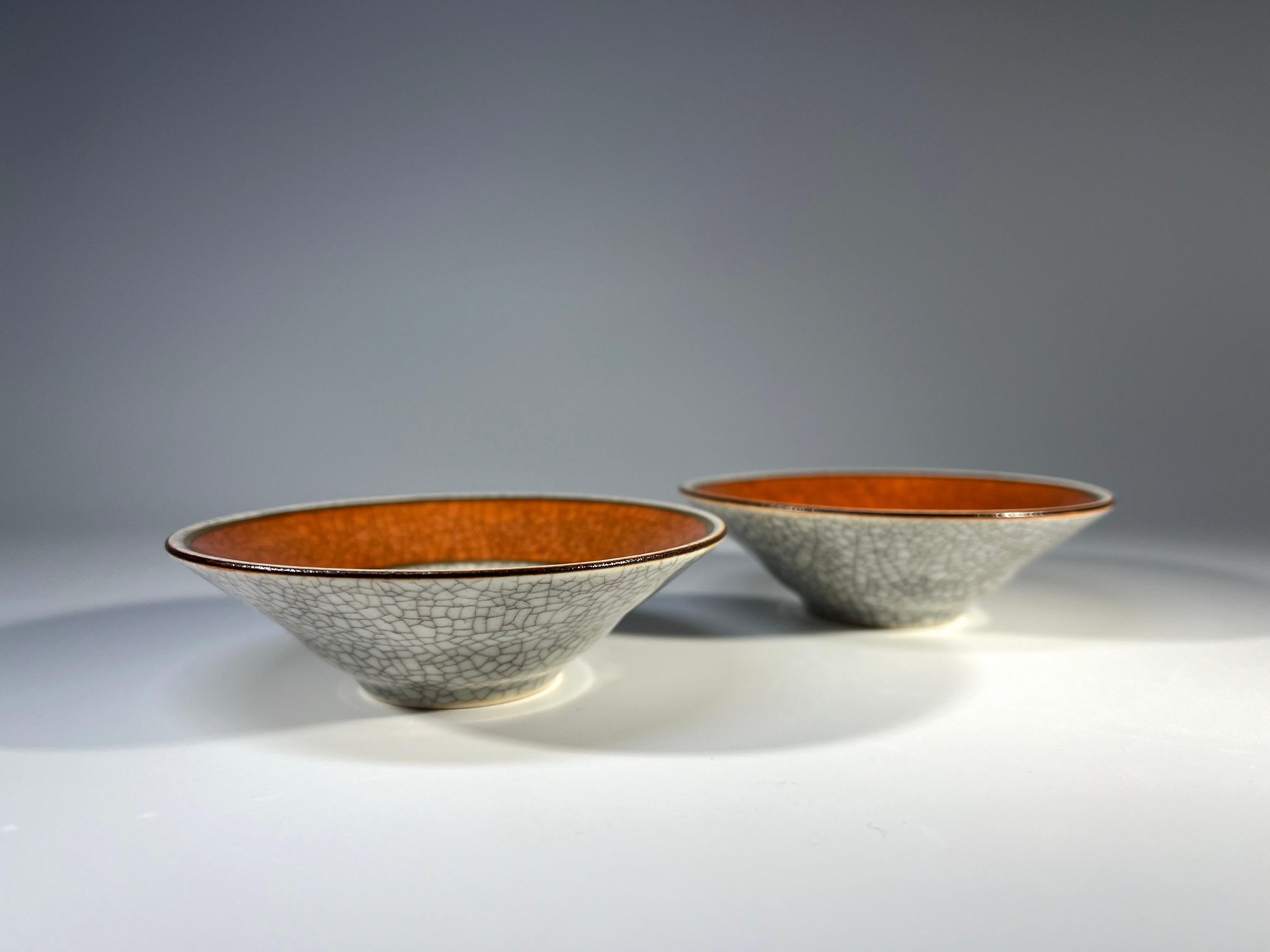 Coppia di sali di Thorkild Olsen in terracotta e porcellana dorata Royal Copenhagen
Smalto grigio crepla all'interno e sul retro
Circa 1960