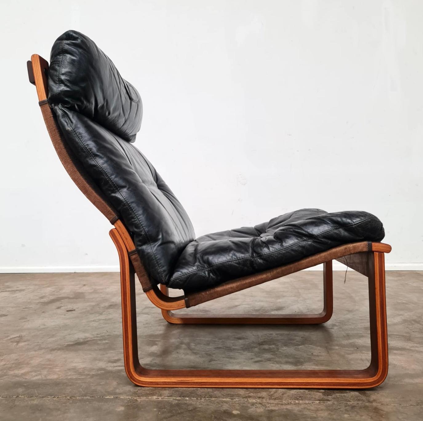 Fred Lowen a conçu la gamme de meubles de salon T8 pour Tessa en 1976. Il s'inspire des designs/One des années 1960 et 1970, avec des courbes minimalistes et élégantes et un riche cuir pleine fleur.

La toile a été réparée et renforcée. Le cuir a
