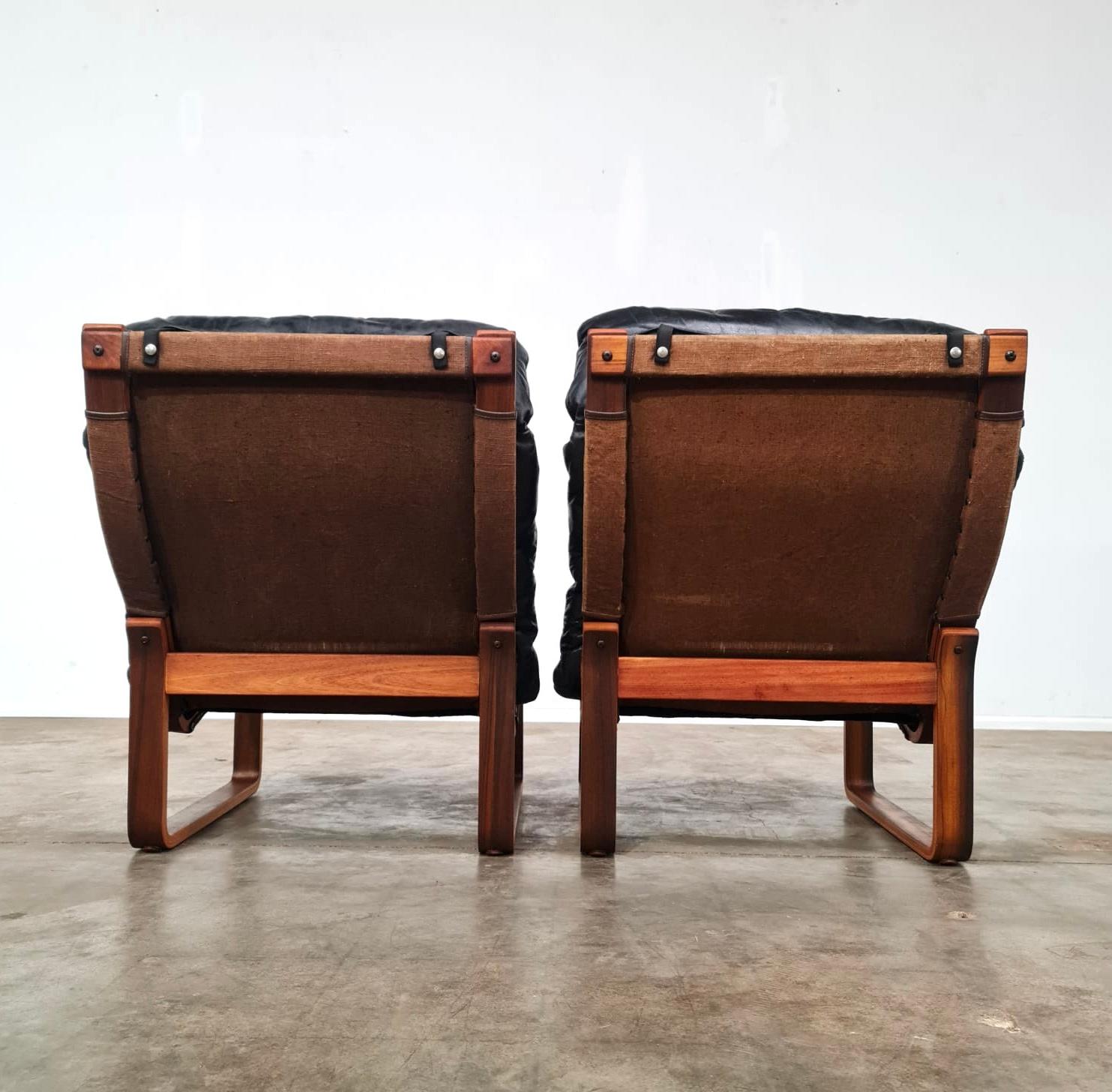 Cuir Paire de chaises T8 de Tessa Furniture du milieu du siècle dernier  en vente