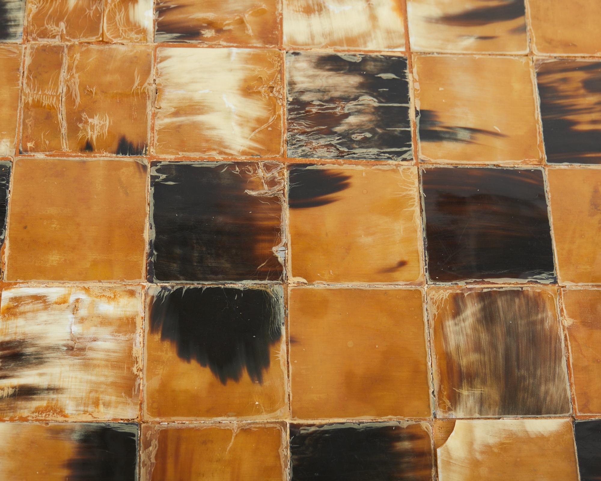 Pareja de mesas de bloques de cuerno teselado diseñadas por Thomas Britt en venta 7