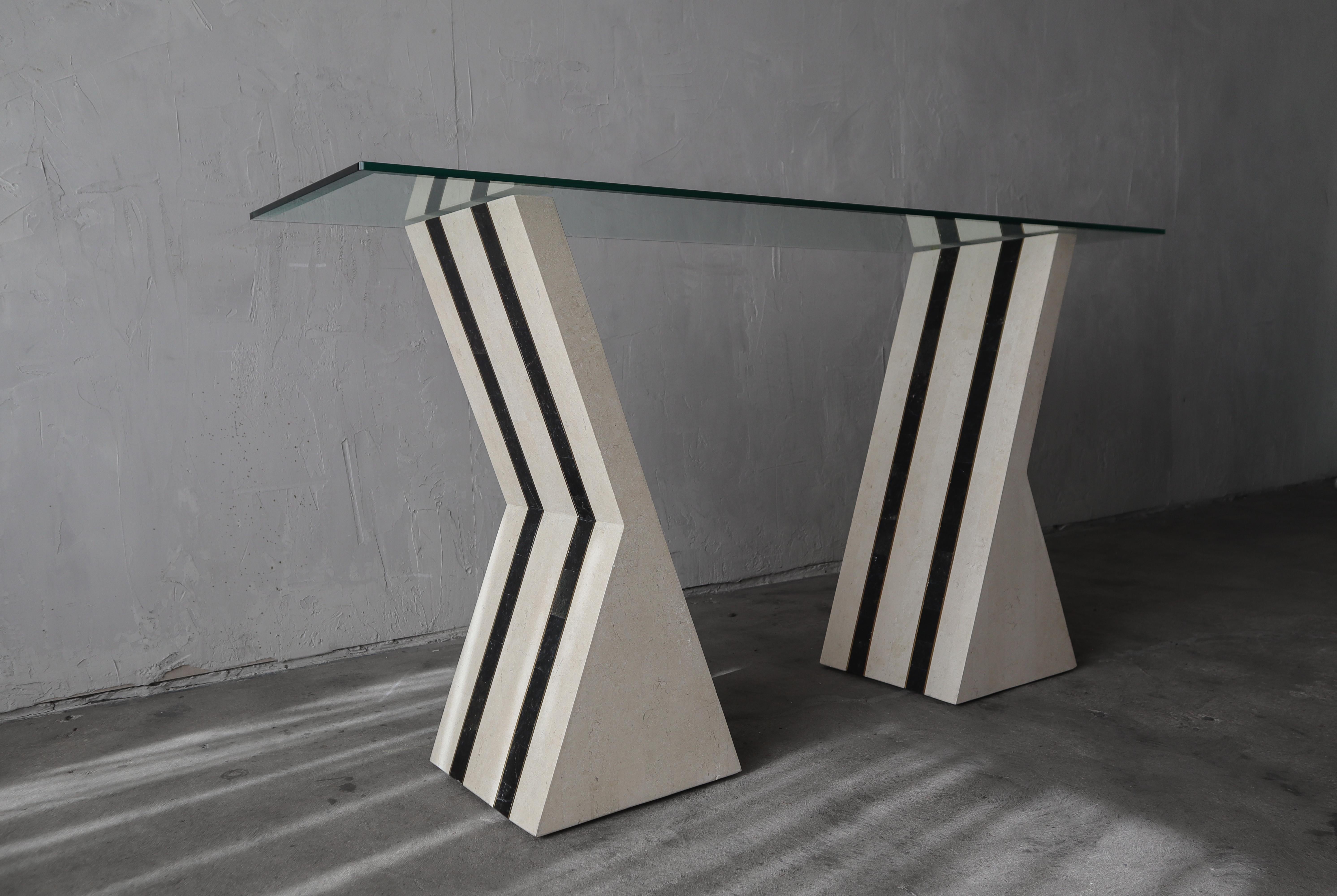 Pareja de bases de mesa de mármol teselado de Maitland Smith.  Este magnífico par está construido con franjas alternas de mármol teselado negro y blanco hueso, con una hermosa incrustación de latón dividiendo cada una. Puede utilizarse como consola