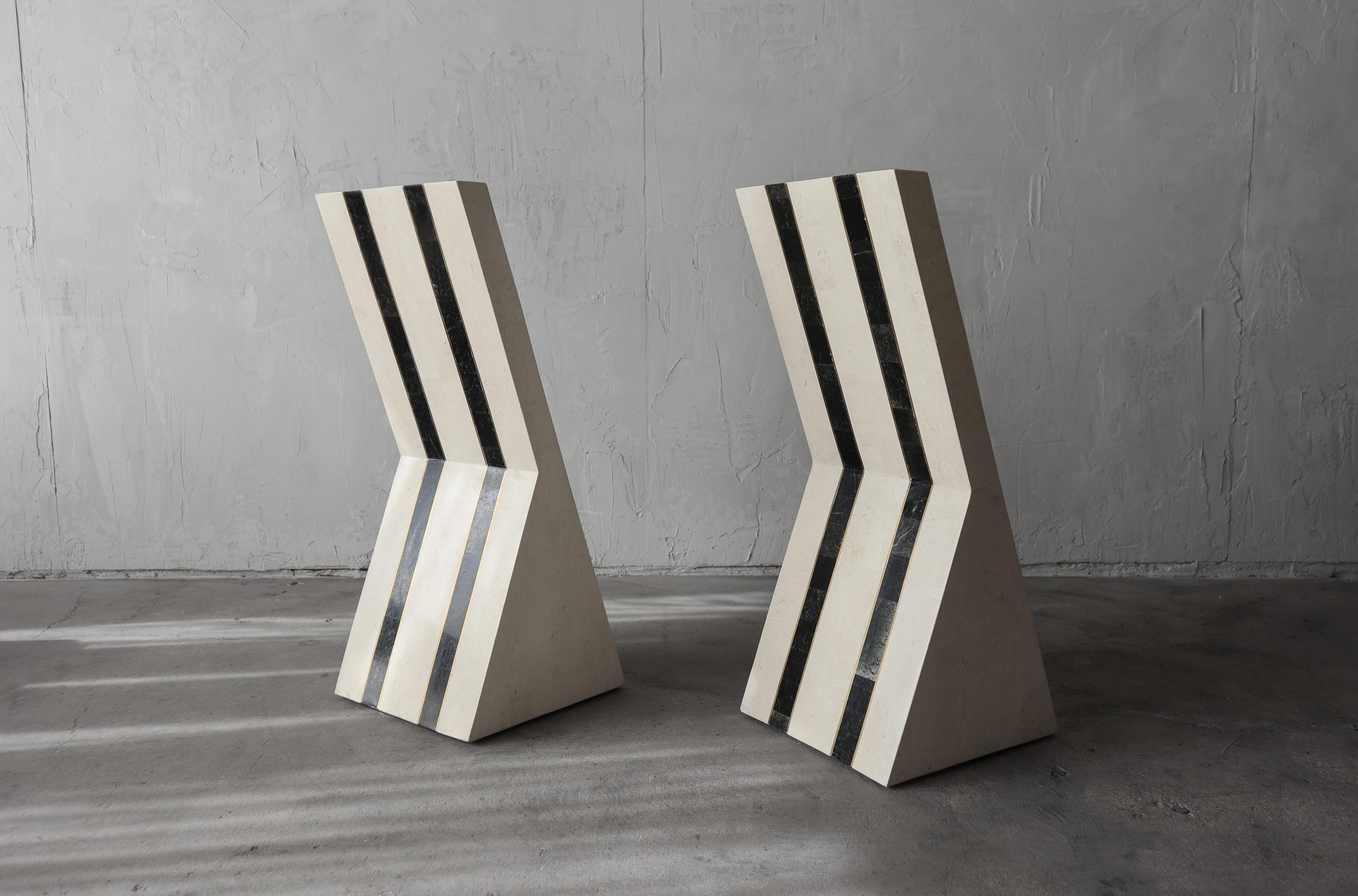 Pareja de bases de mesa de mármol teselado de Maitland Smith siglo XX en venta