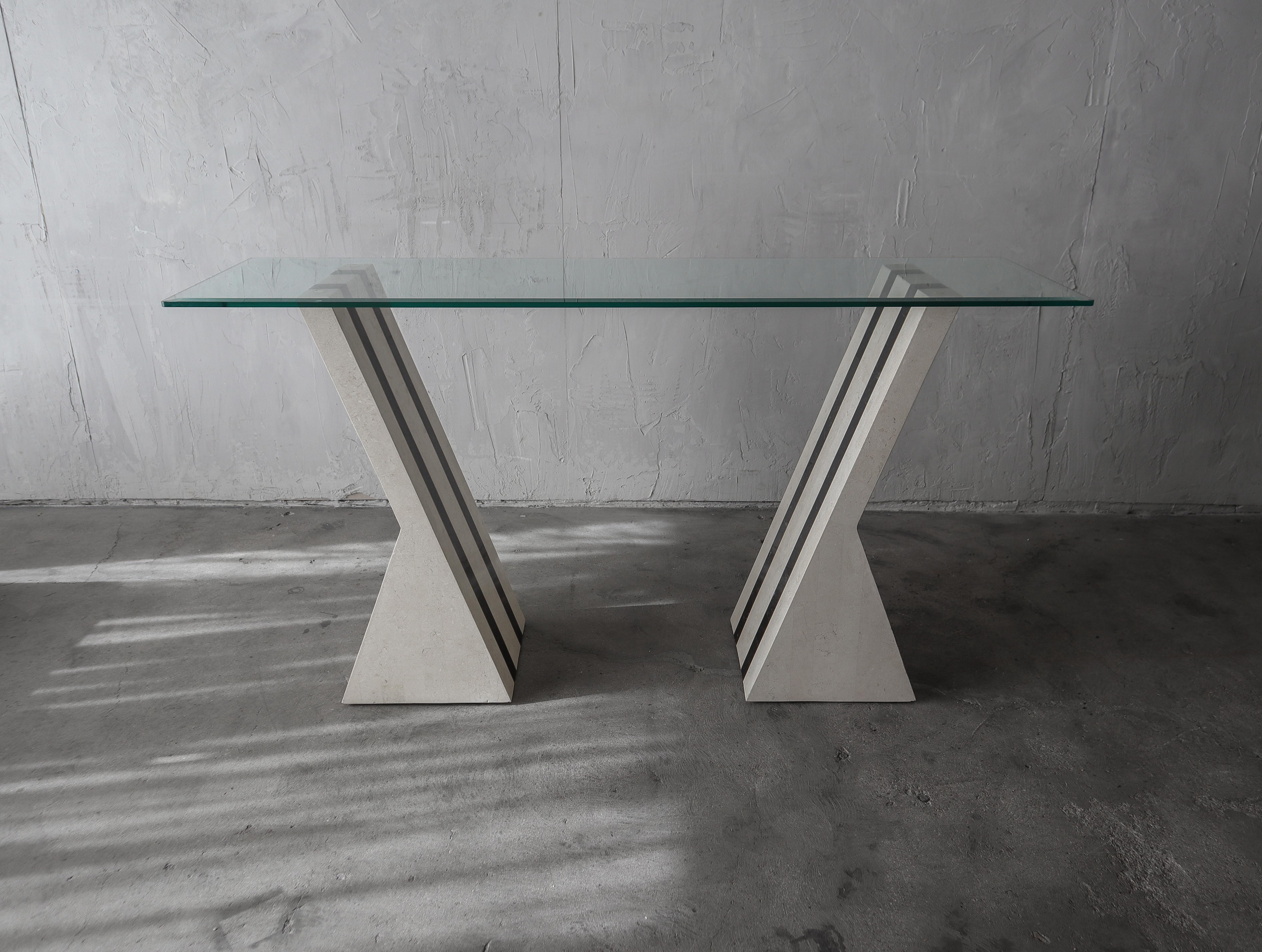 Pareja de bases de mesa de mármol teselado de Maitland Smith Latón en venta