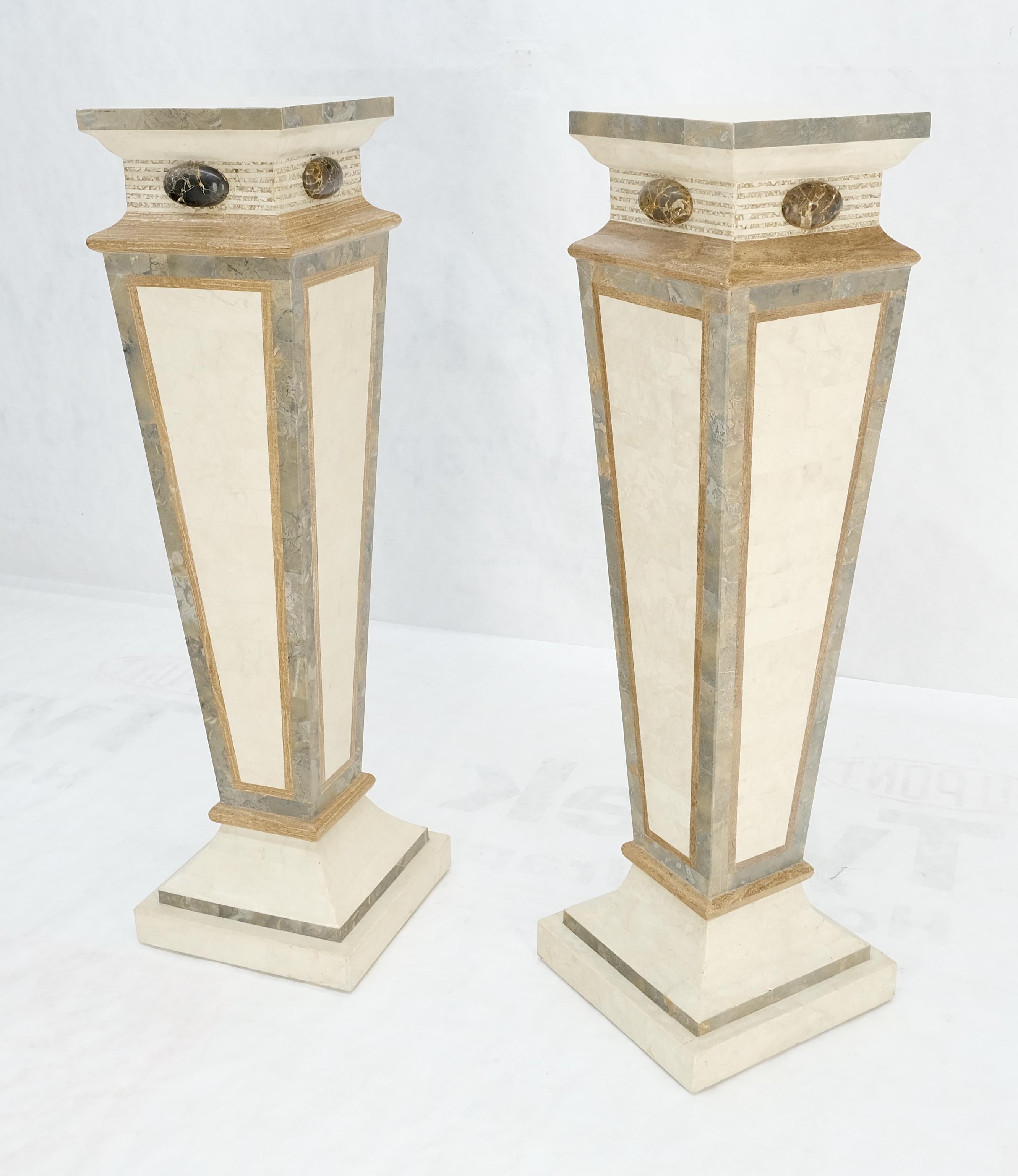 Paar spitz zulaufende quadratische Obelisken-Sockelständer aus Mosaikmarmor in Obeliskenform, MINT! (Marmor) im Angebot