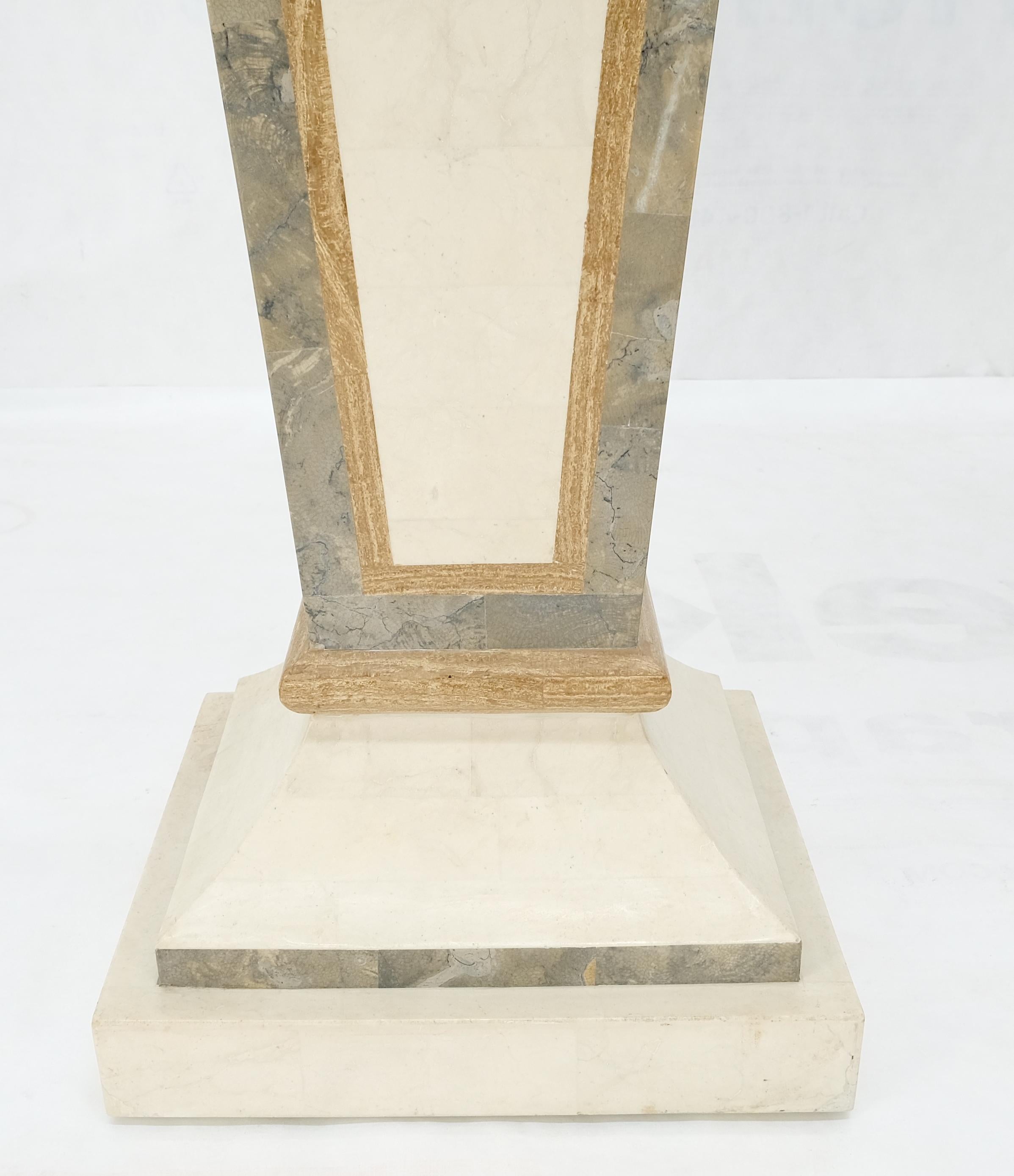 Paar spitz zulaufende quadratische Obelisken-Sockelständer aus Mosaikmarmor in Obeliskenform, MINT! im Angebot 1