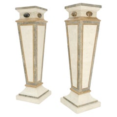 Paar spitz zulaufende quadratische Obelisken-Sockelständer aus Mosaikmarmor in Obeliskenform, MINT!