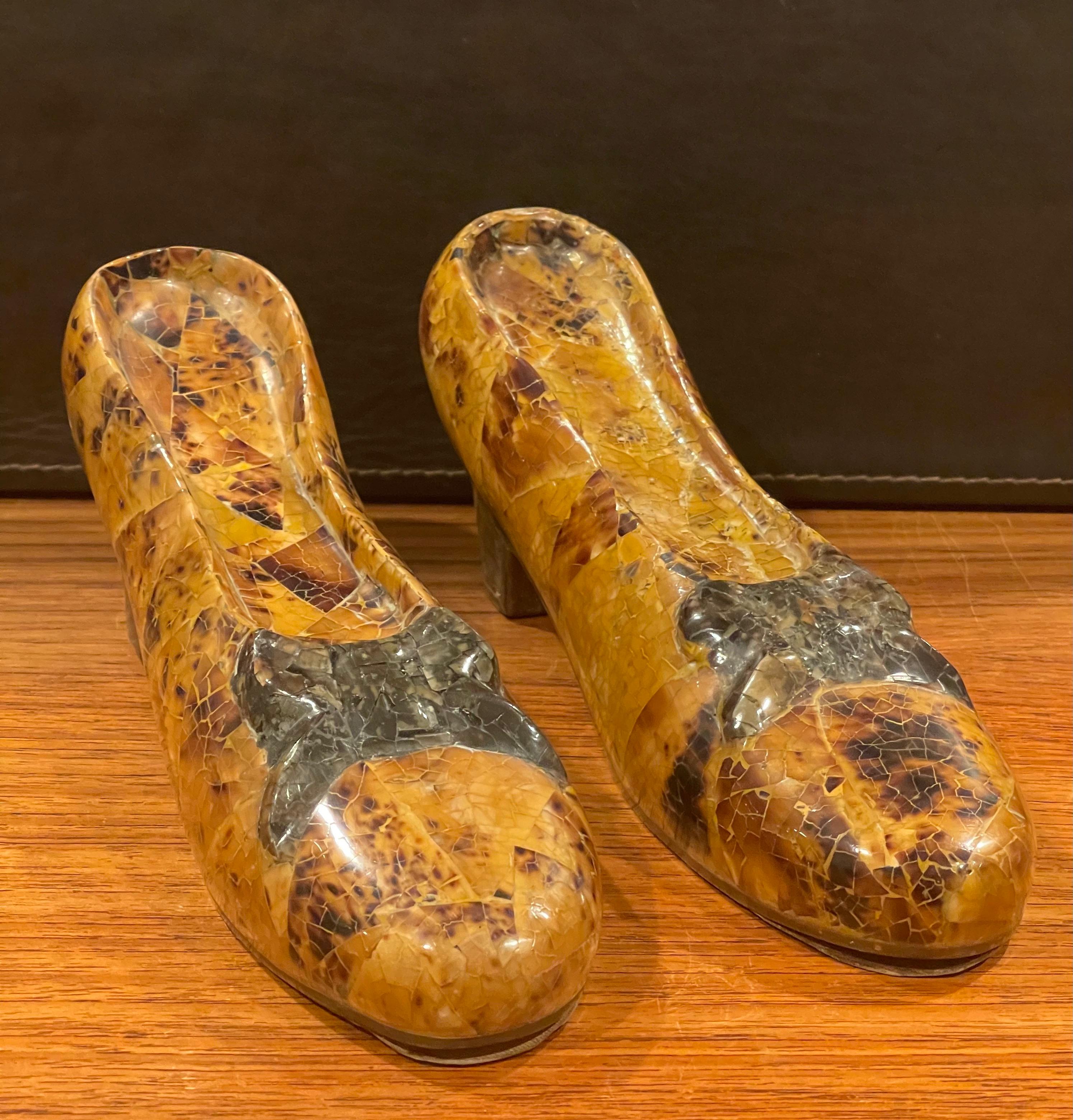 Paar Mosaikstein-Deko-Schuhe von Maitland Smith (Hollywood Regency) im Angebot