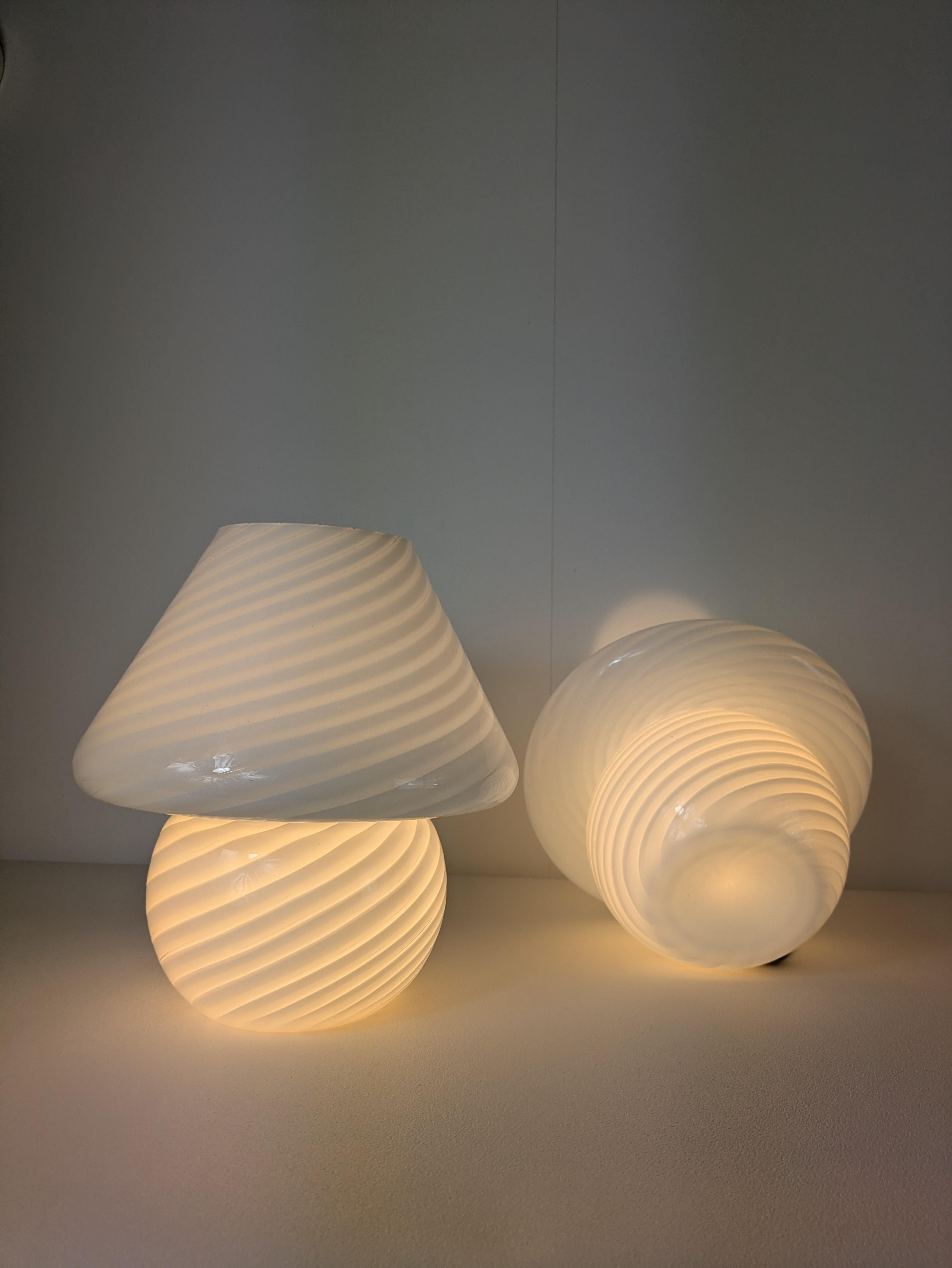Pair of Tessuto Mushroom Table Lamps, Murano Glass, Opalin, Murano Vetri VM In Good Condition In Saint-Ouen-sur-Seine, FR