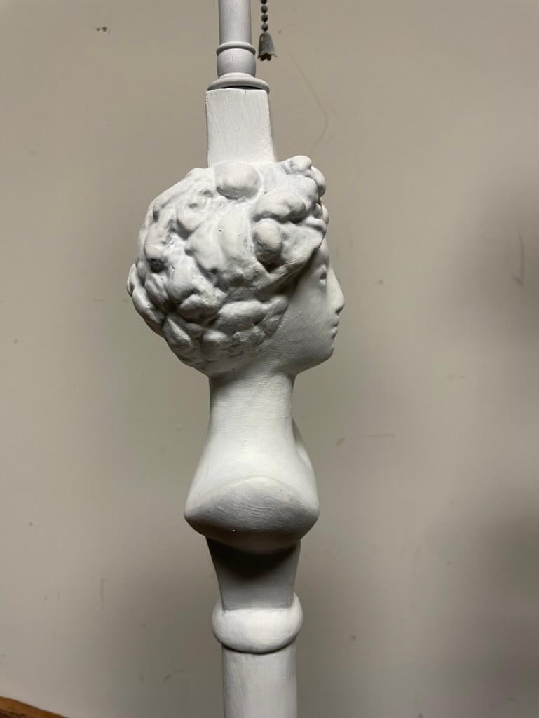 Paar bemalte Tete du Femme-Tischlampen aus Gips nach Alberto Giacometti im Angebot 8