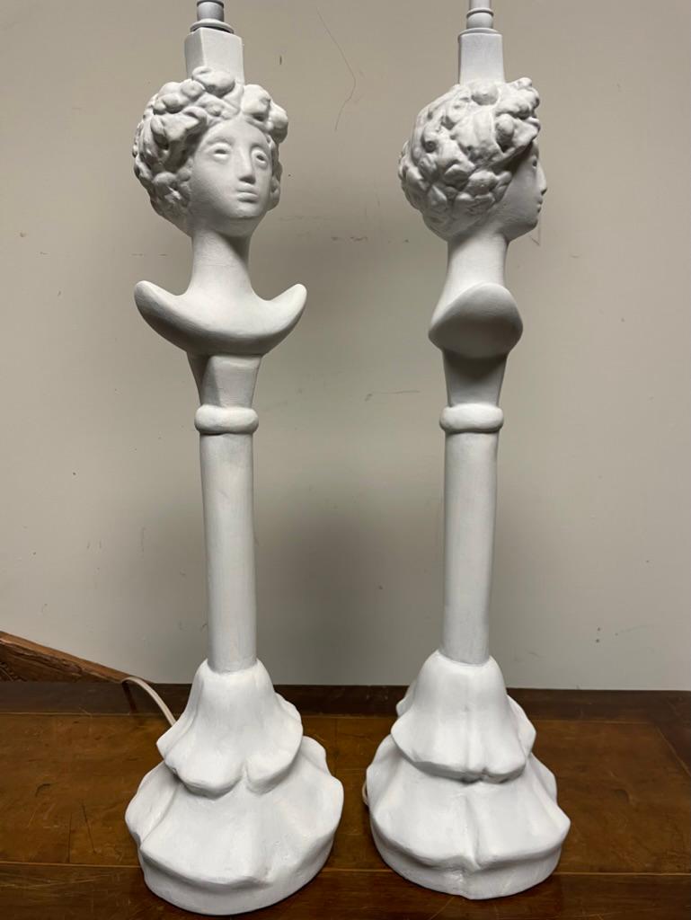 Paar bemalte Tete du Femme-Tischlampen aus Gips nach Alberto Giacometti im Angebot 9