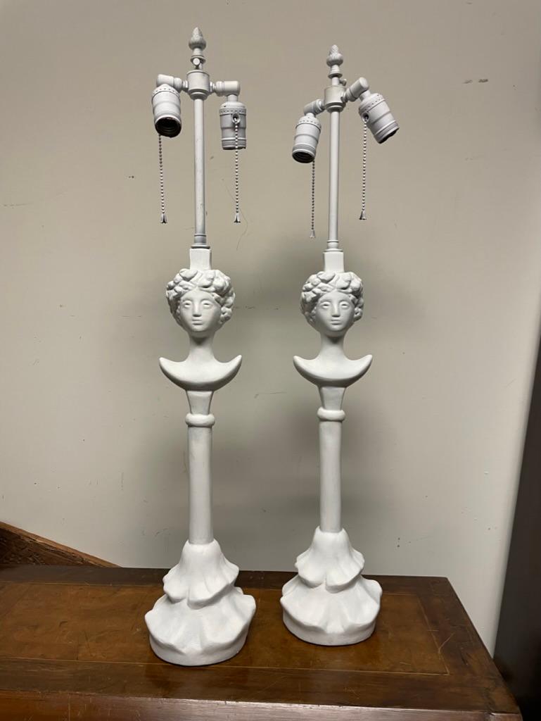 Wunderschönes Paar Tête de Femme Tischlampen aus bemaltem Gips nach dem Original von Alberto Giacometti, entworfen ca. 1933-1934. Ein klassisches Design mit einzigartiger Präsenz. 
Maße: 32 in der Höhe nach oben, 6 im Durchmesser, (Figuren 20 in