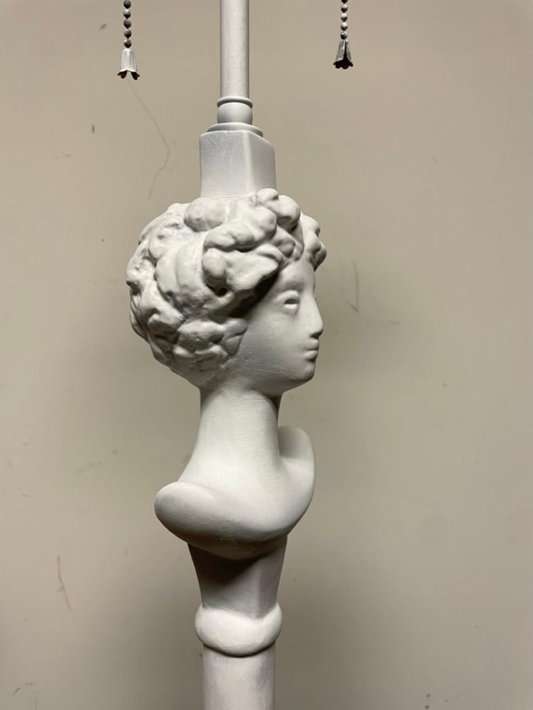 Paar bemalte Tete du Femme-Tischlampen aus Gips nach Alberto Giacometti (20. Jahrhundert) im Angebot