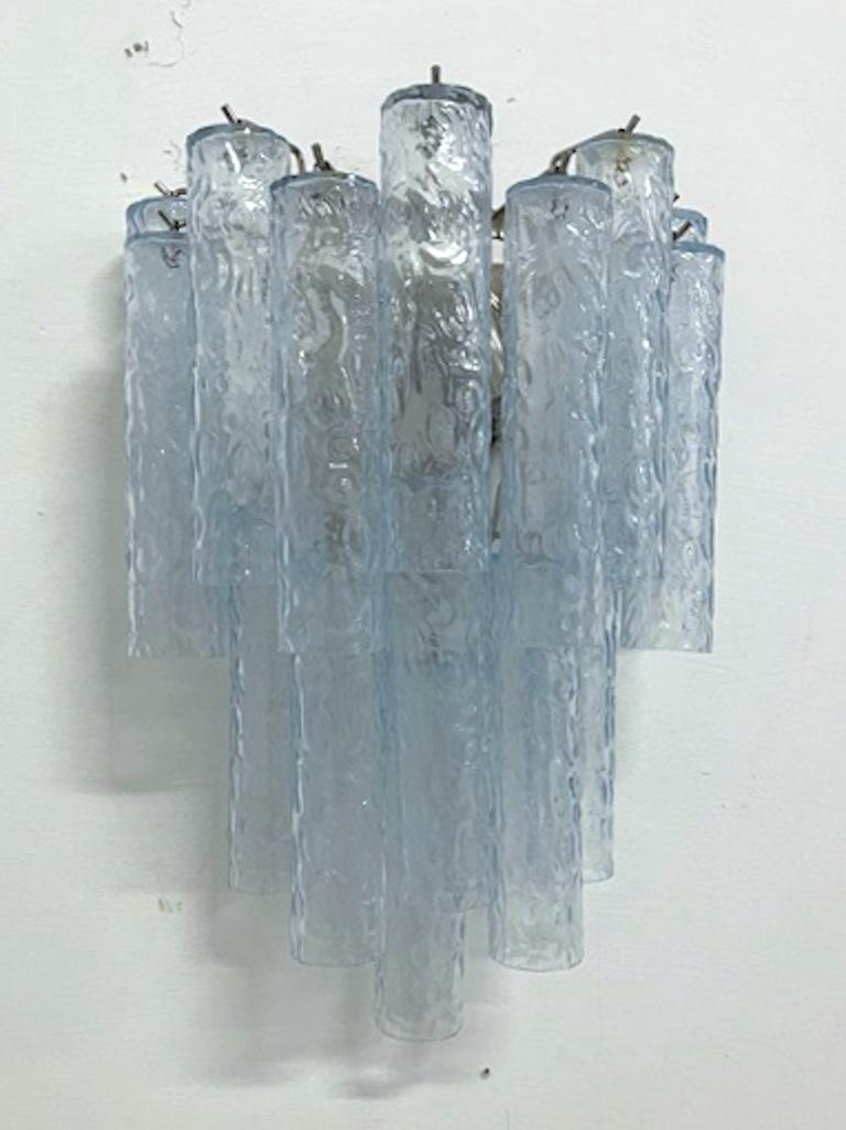 Einzigartiges Paar Wandleuchten mit original italienischen hellblauen Murano-Glasröhren auf neu gefertigten Chromrahmen / Entworfen von Fabio Bergomi für FABIO LTD / Hergestellt in Italien
2 Leuchten / Typ E12 oder E14 / je max. 40W
Maße: Höhe 18,5