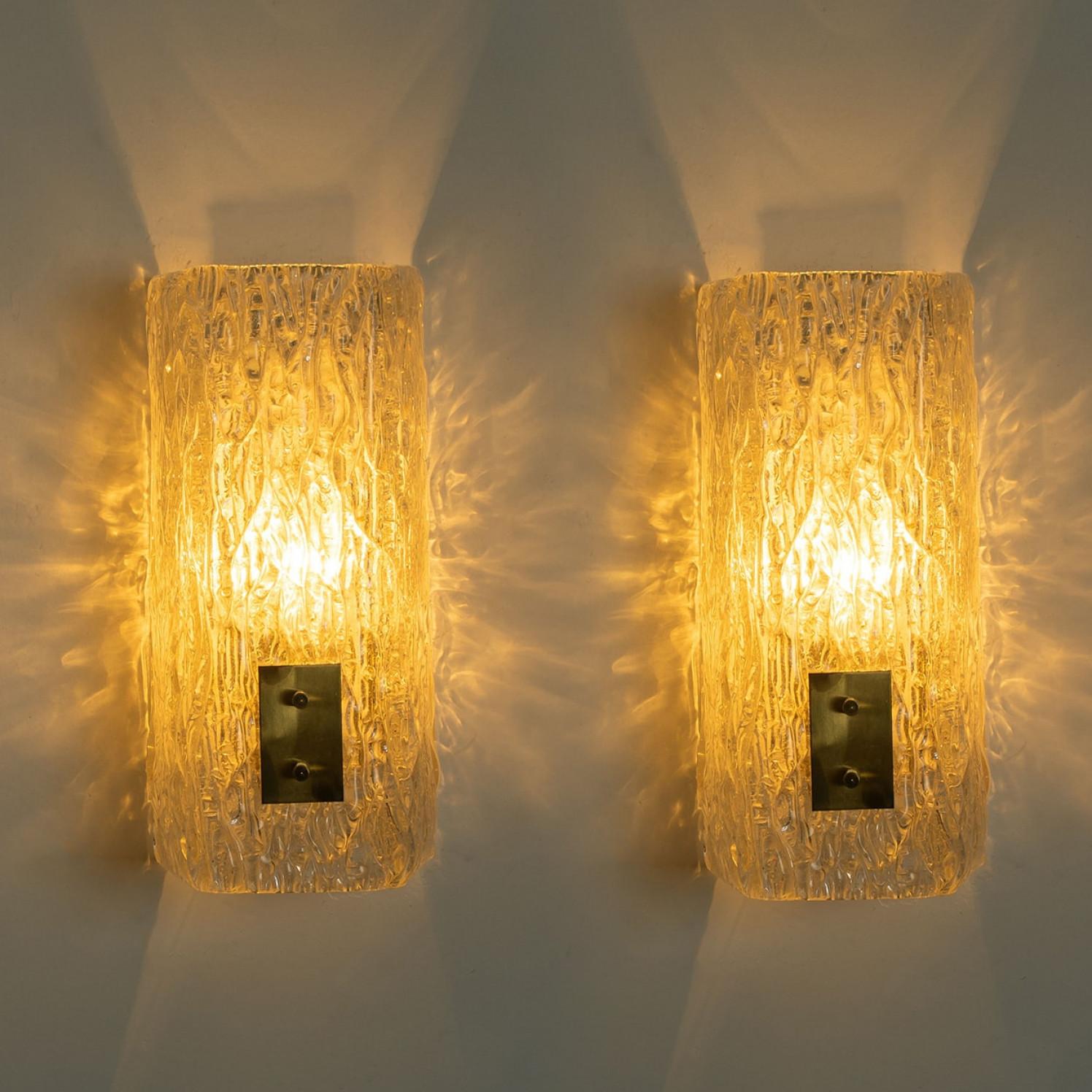 Pair of Textured Glass and Brass Wall Lights by J.T. Kalmar Bon état - En vente à Rijssen, NL