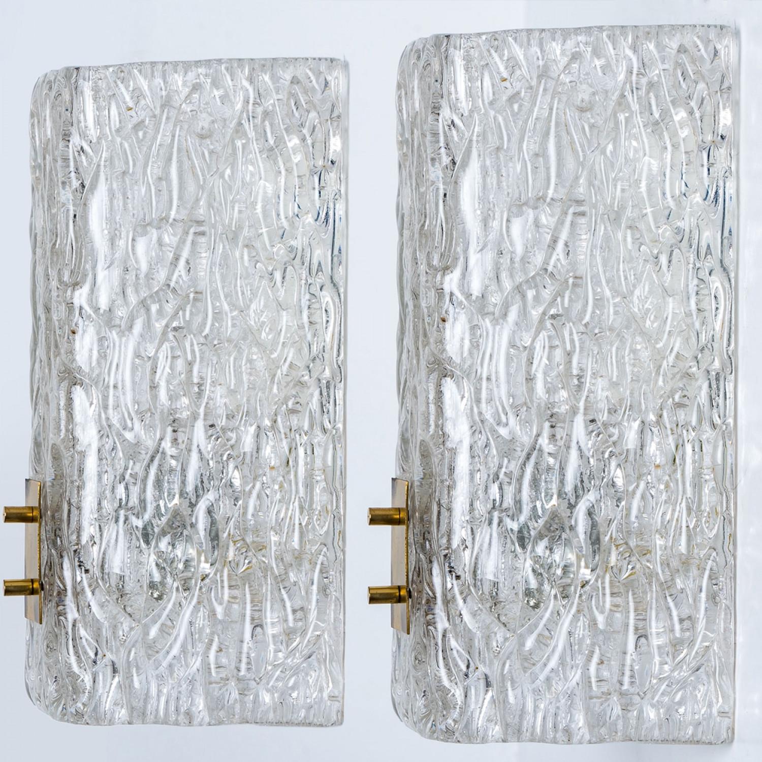 Milieu du XXe siècle Pair of Textured Glass and Brass Wall Lights by J.T. Kalmar en vente