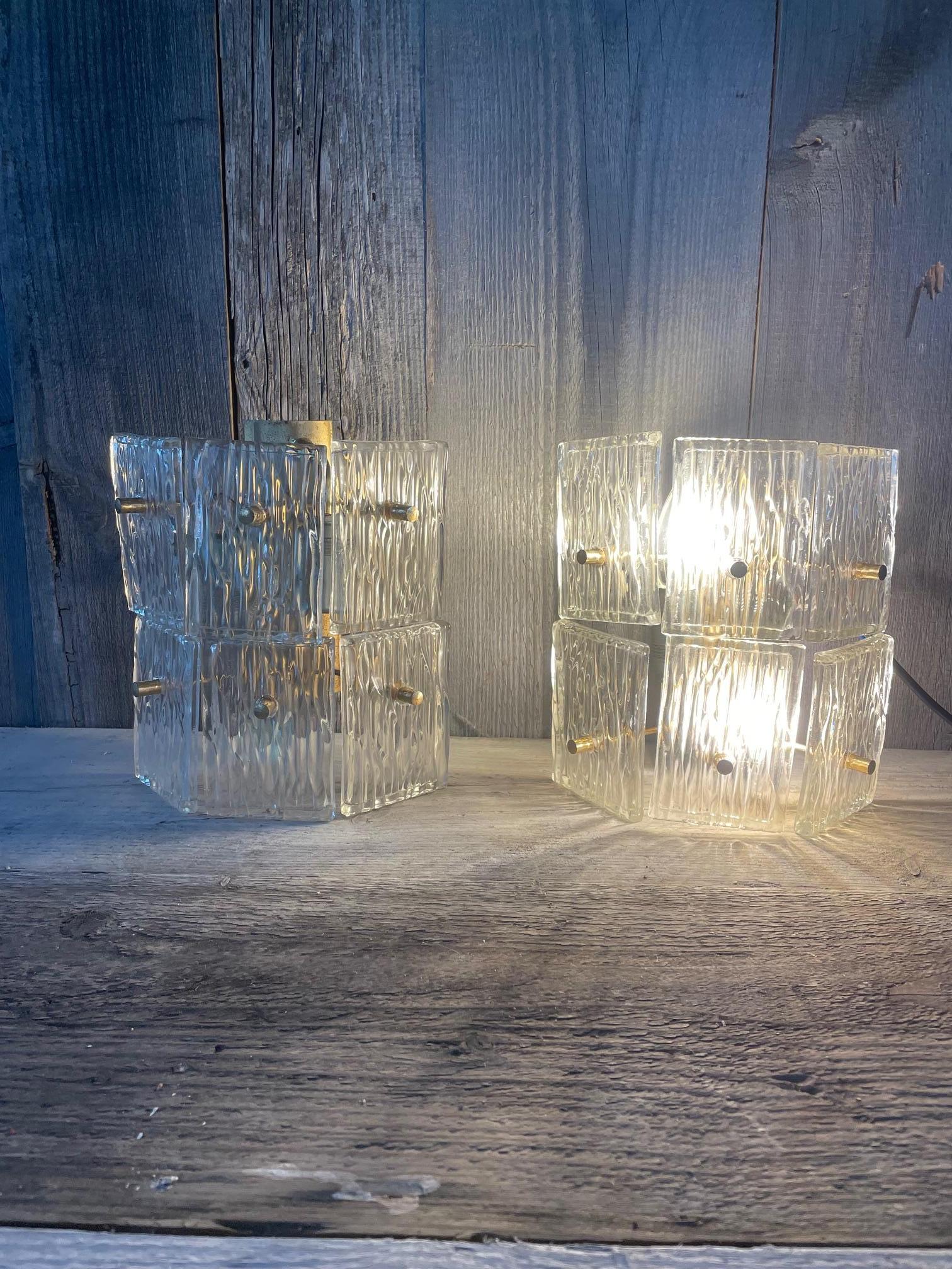 Paire d'appliques vintage avec des rectangles de verre structurés sur une tige en laiton.