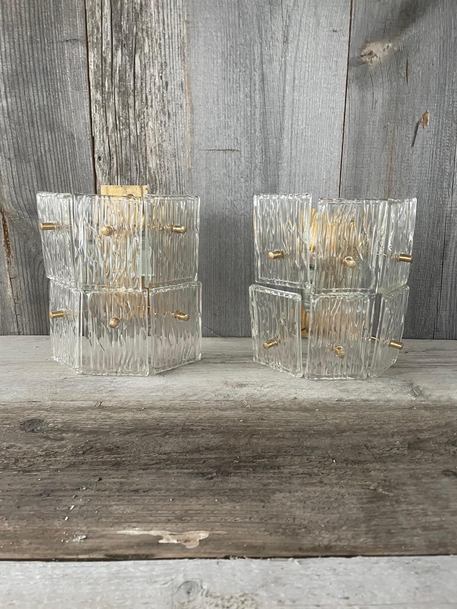 Européen Paire d'appliques en verre texturé. en vente