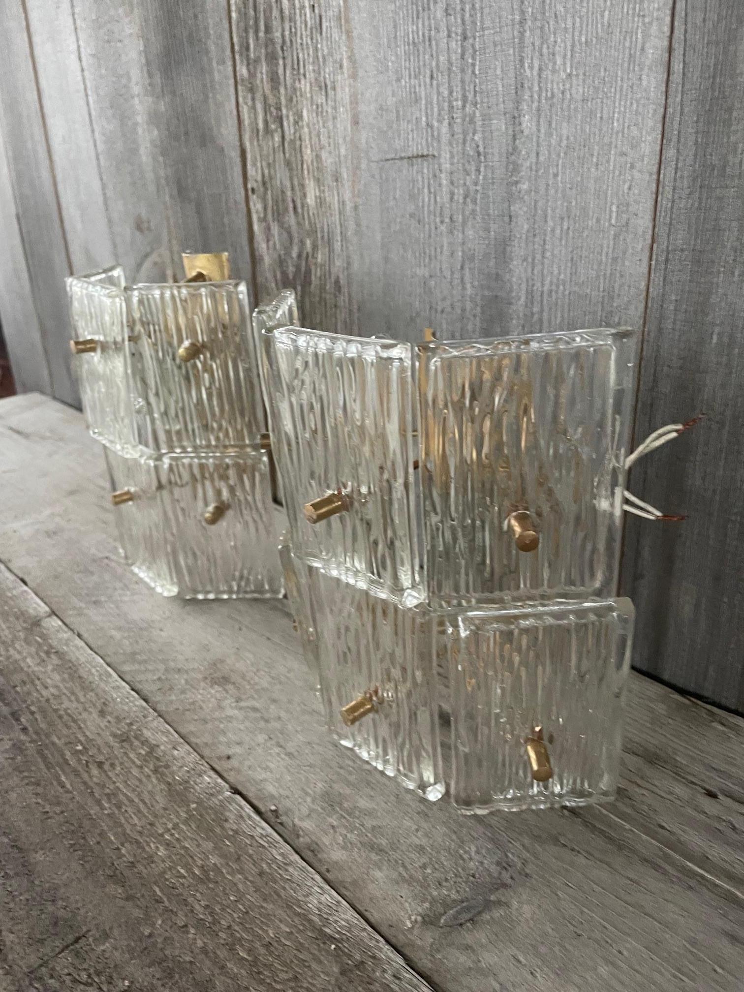 Paire d'appliques en verre texturé. Bon état - En vente à Nivelles, BE