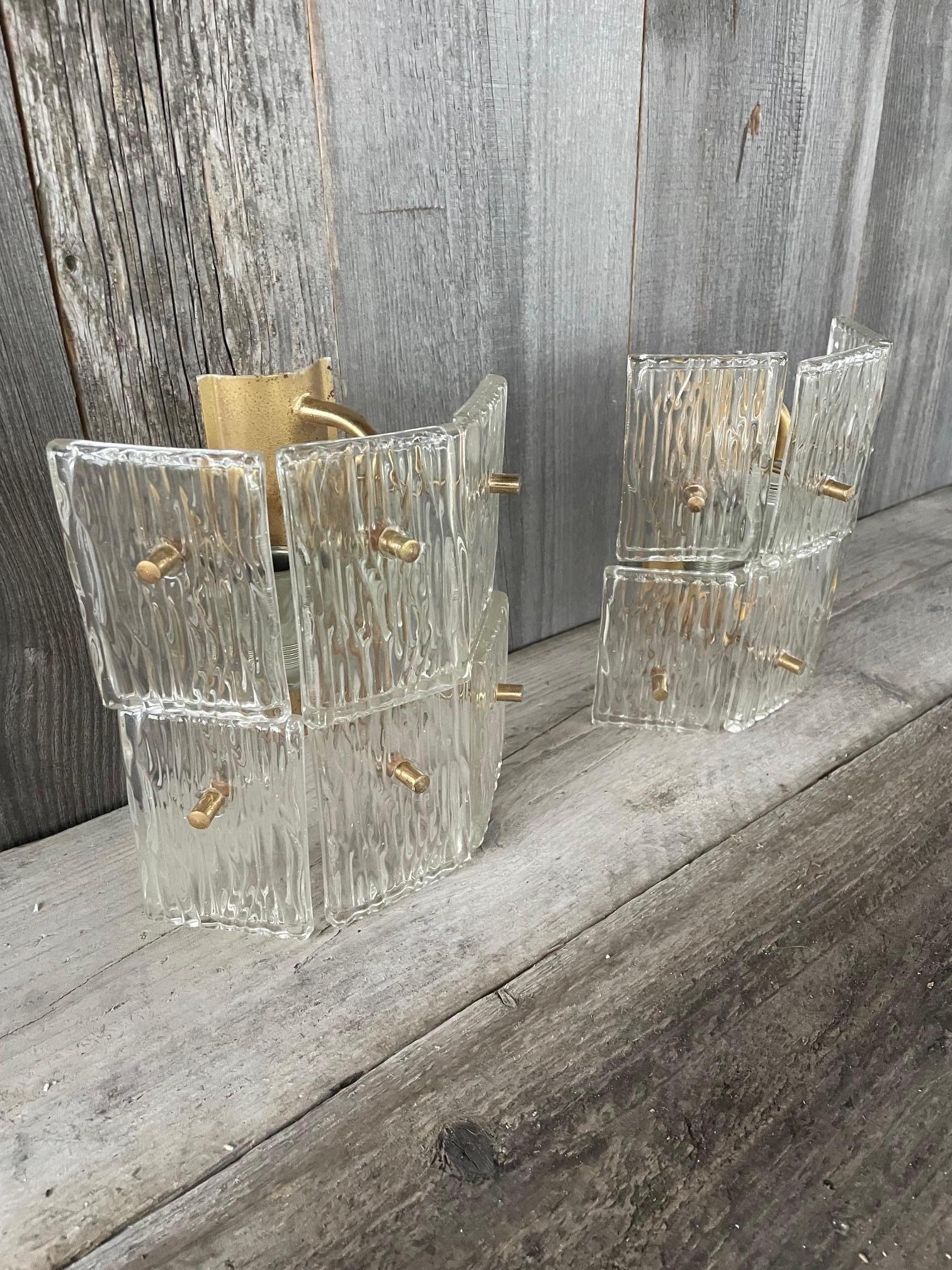 20ième siècle Paire d'appliques en verre texturé. en vente