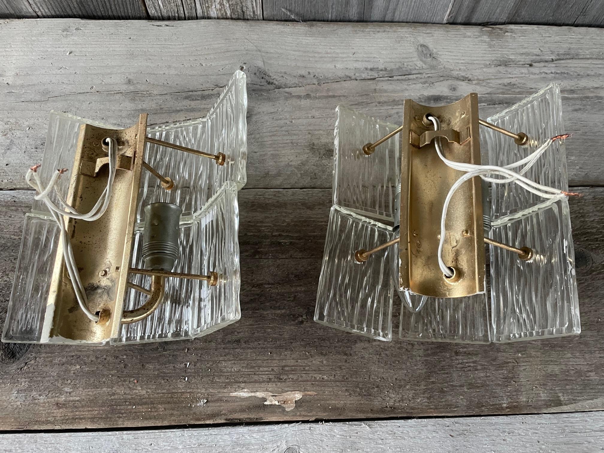 Laiton Paire d'appliques en verre texturé. en vente