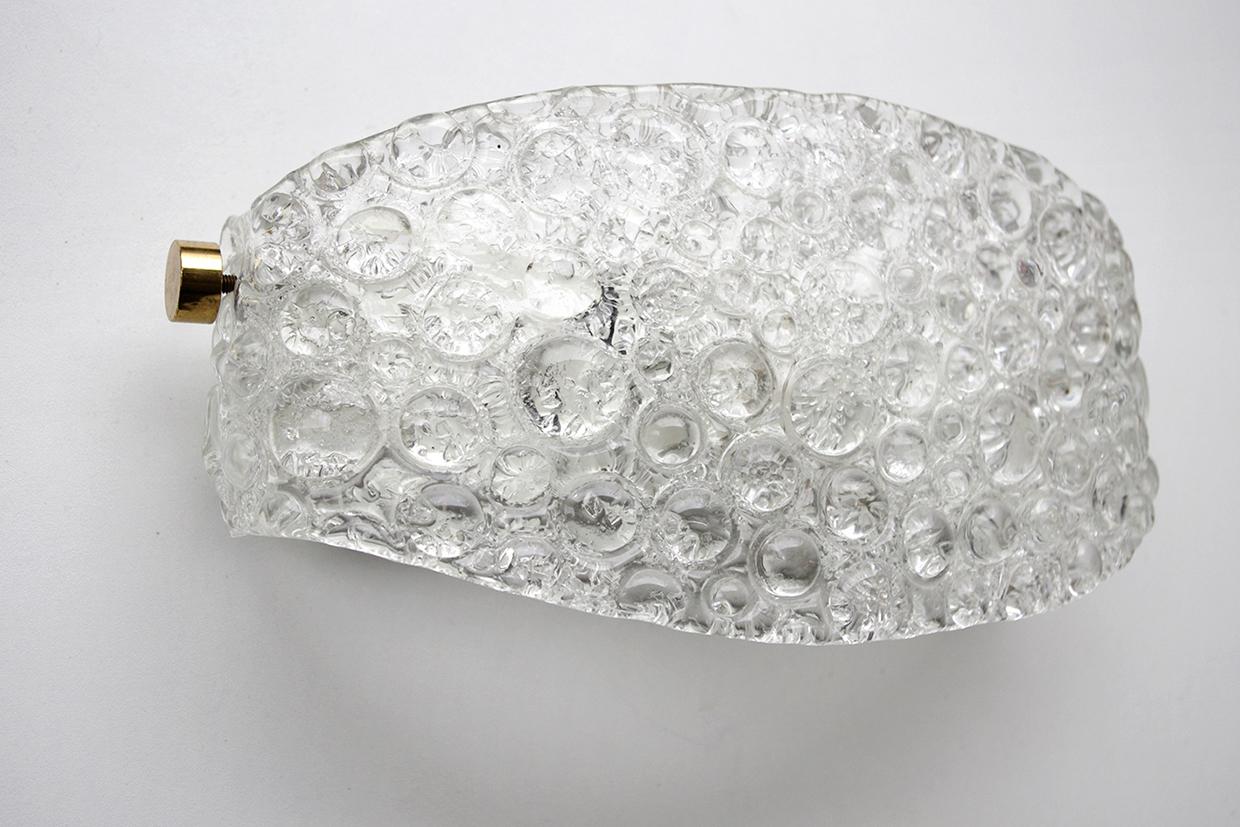 Mid-Century moderno Coppia di lampade da parete a bolla in vetro ghiaccio testurizzato, anni '60 in vendita