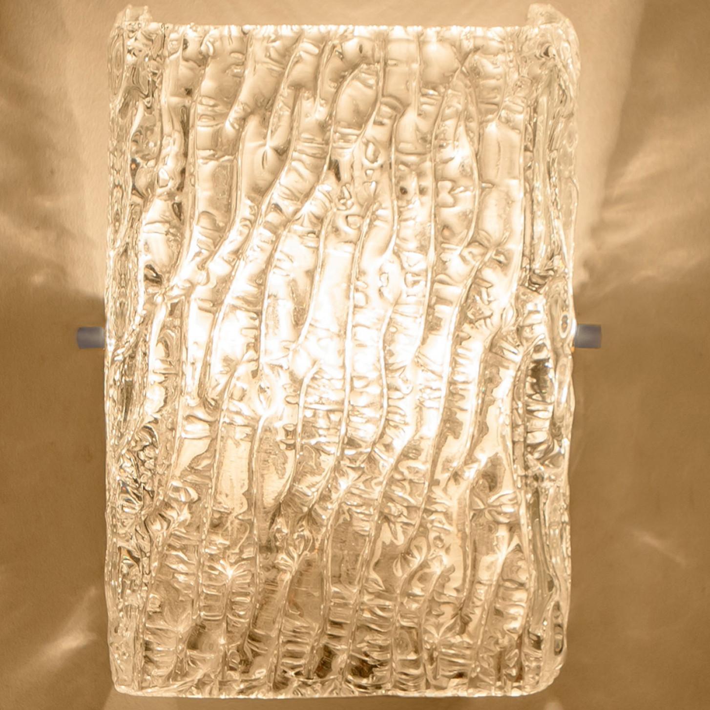 Pair of Textured Ice Glass Gold Wall Lights Kalmar, 1970s In Good Condition For Sale In Rijssen, NL