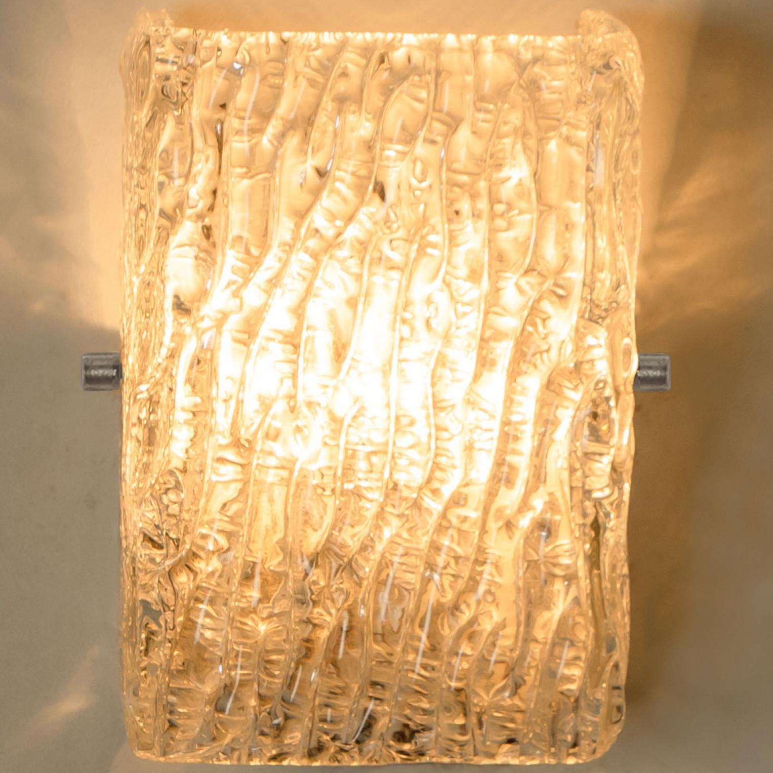 Paire de lampes murales en verre glacé texturé et doré Kalmar Lighting, années 1970 en vente 1