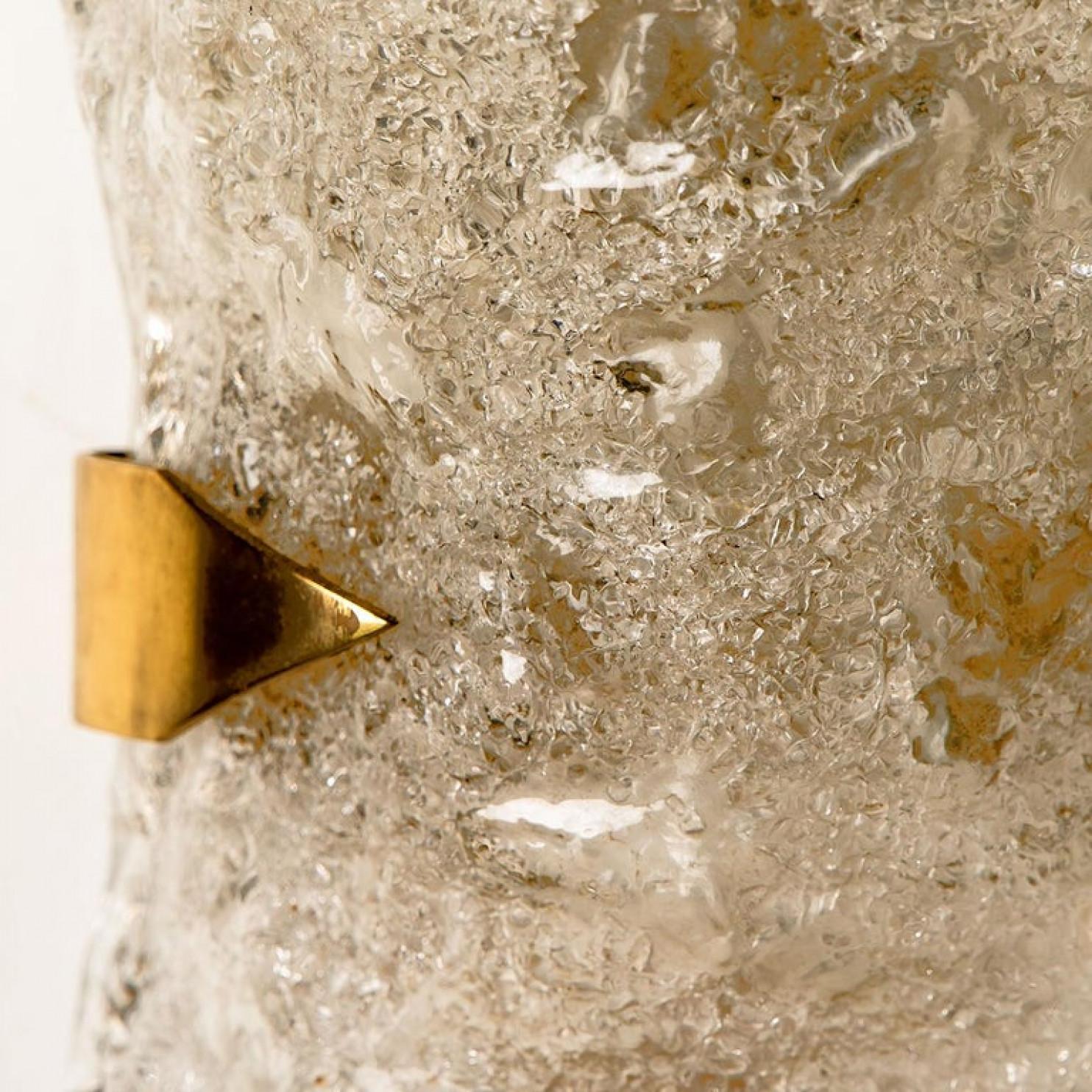 Mid-Century moderno Coppia di lampade in ottone con vetro di Murano testurizzato, anni '60 in vendita