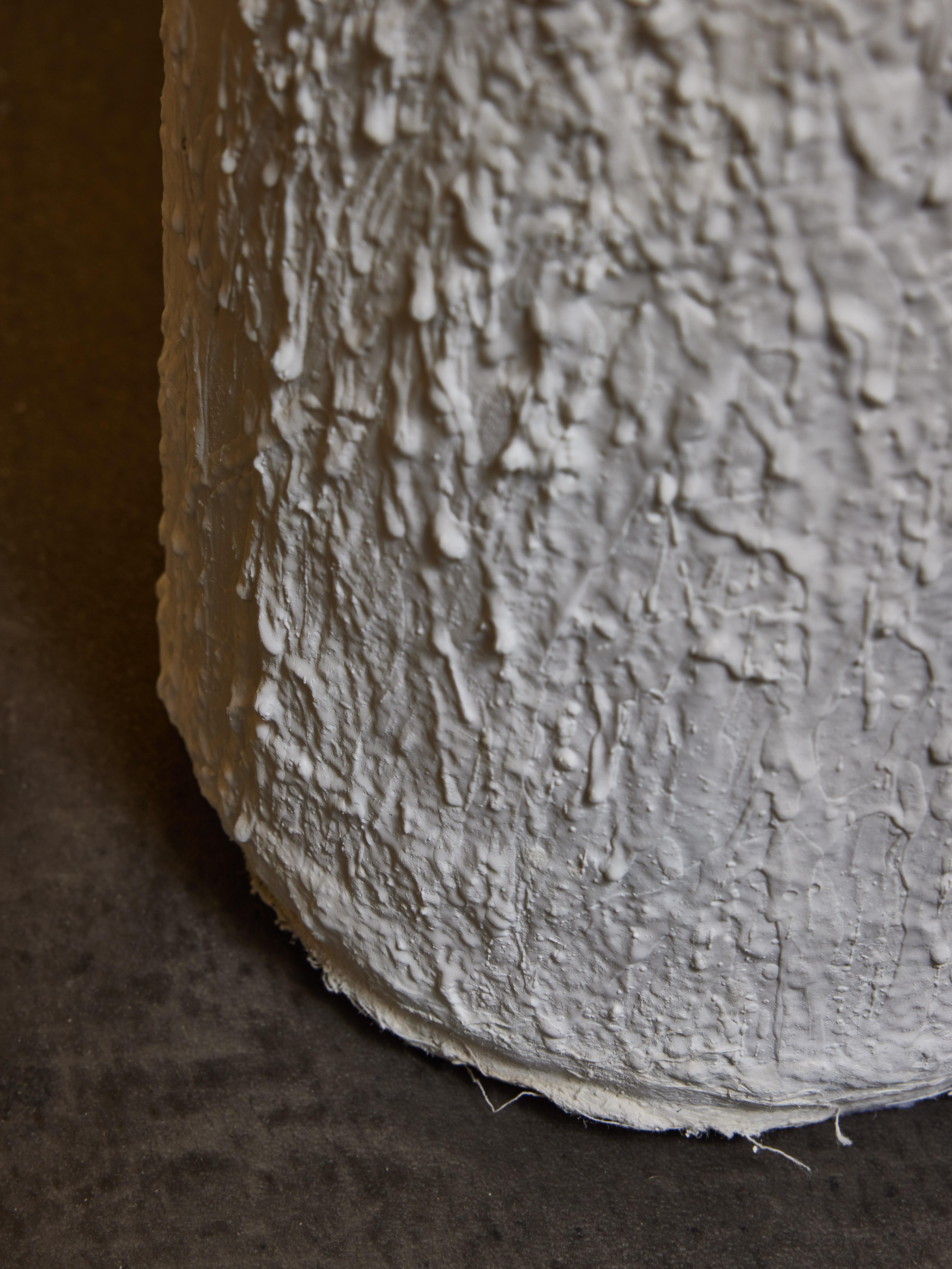 Francese Coppia di lampade da terra cilindriche in gesso strutturato in vendita