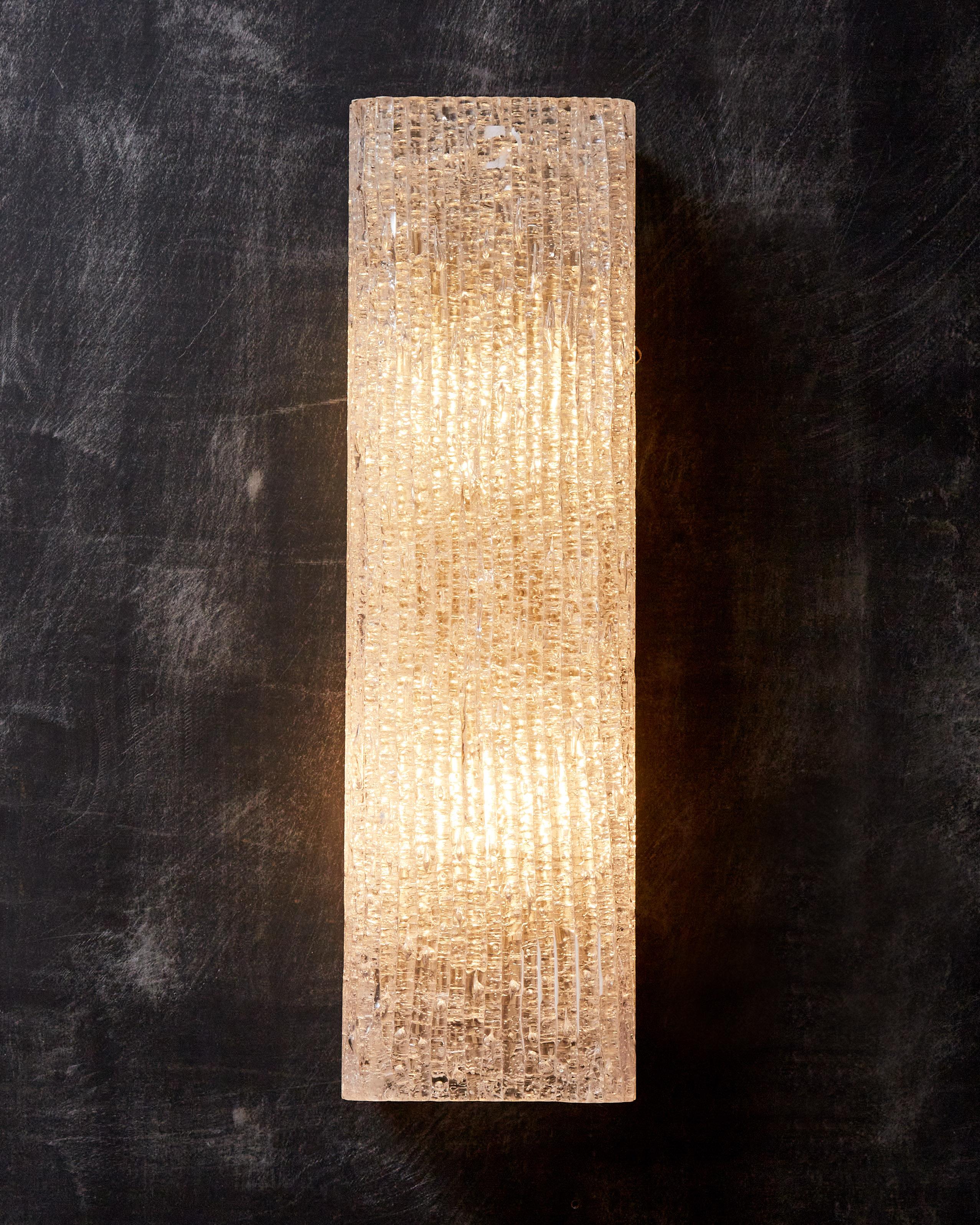 Pair of Textured Plexi Wall Sconces In Good Condition For Sale In Saint-Ouen, IDF