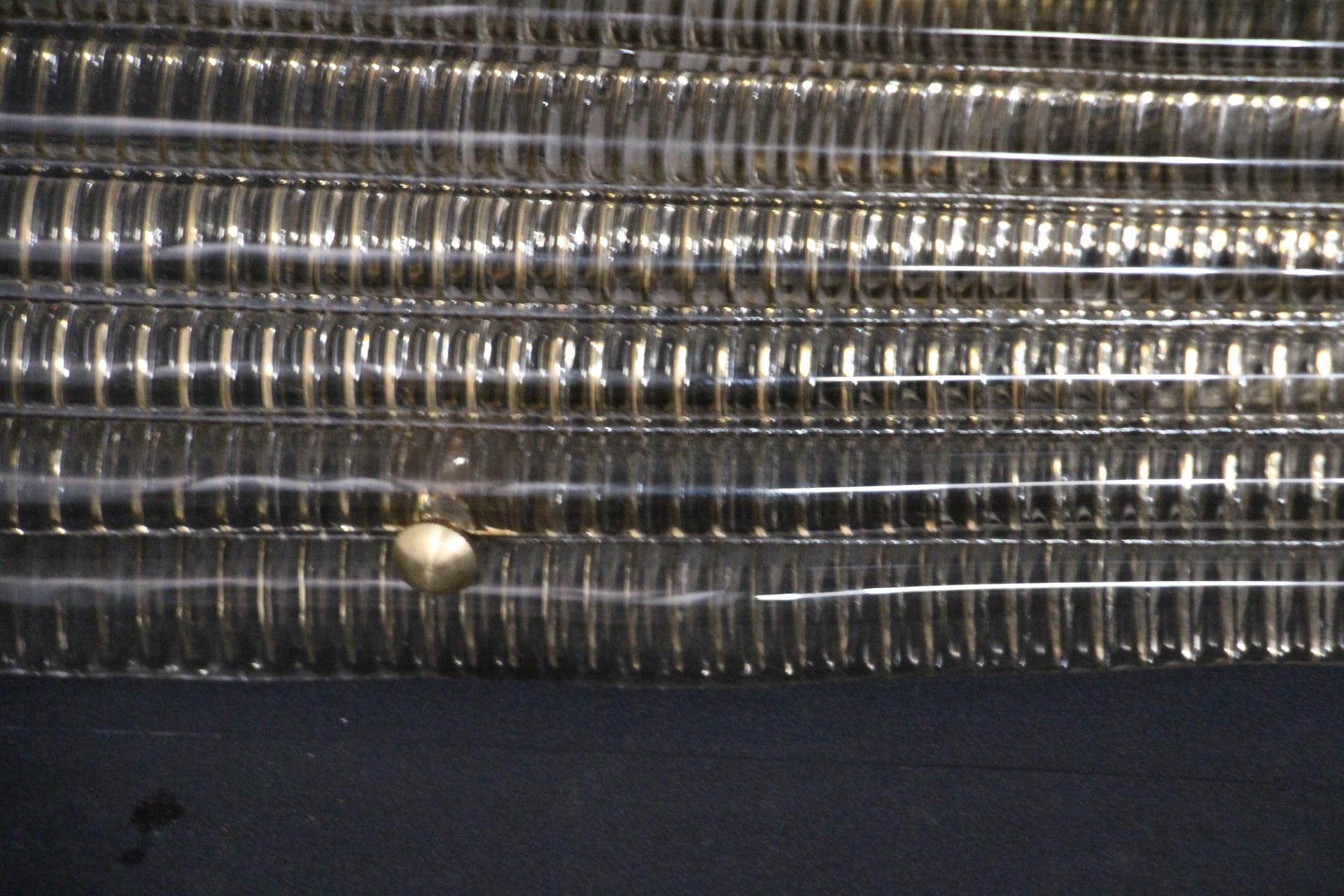 Pareja de apliques de cristal de Murano ahumado texturizado con pequeñas perlas de cristal negro en venta 4