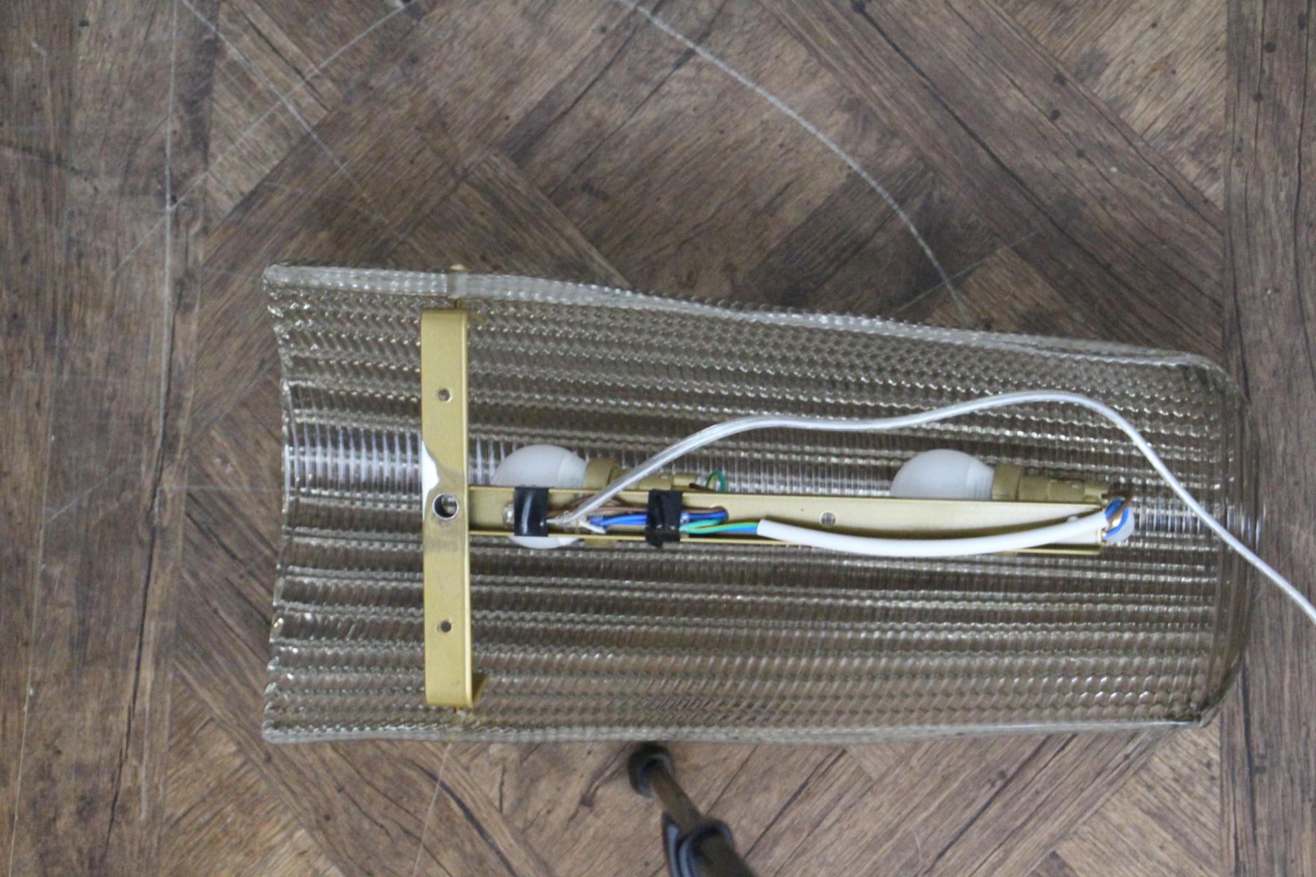 Pareja de apliques de cristal de Murano ahumado texturizado con pequeñas perlas de cristal negro en venta 10