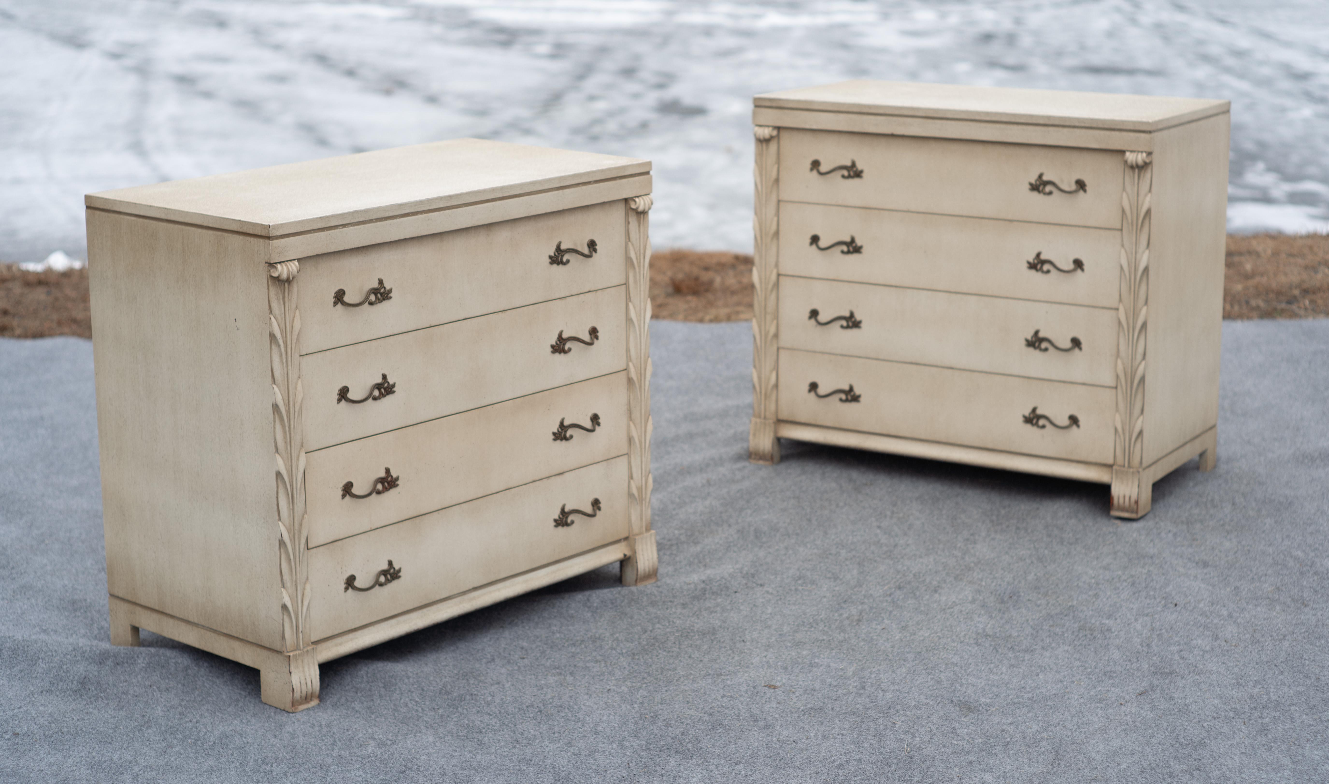 Stile provenzale Coppia di H. H. Robsjohn-Gibbings Attr. per le casse di John Stuart Gentlemans/Bachelors in vendita