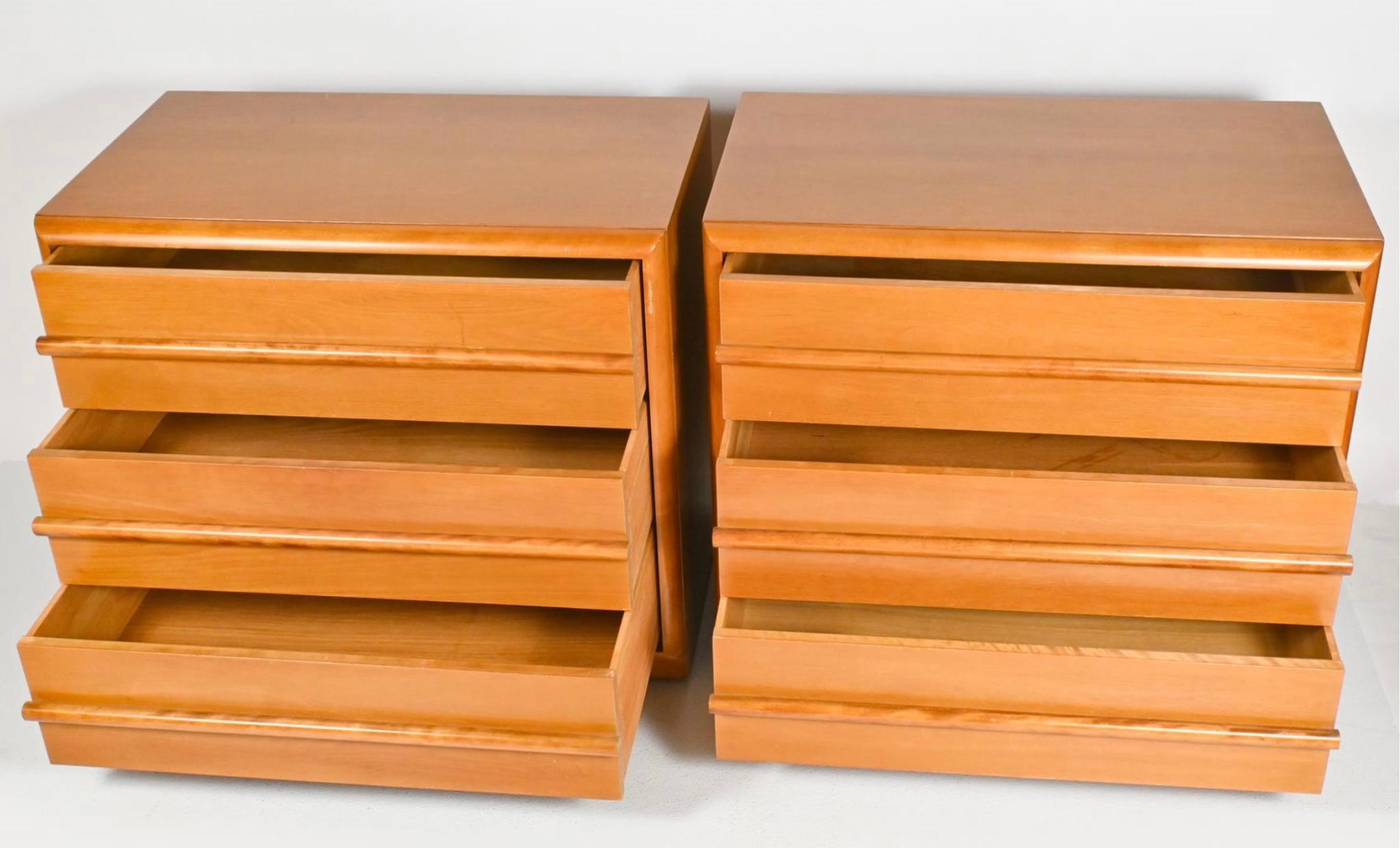 Cette paire de commodes à trois tiroirs conçue par AT&T Gibbings pour Widdicomb présente un design sophistiqué et sur mesure.
Chaque pièce comporte trois tiroirs profonds à queue d'aronde et des poignées horizontales en bois profilé. Chacune porte