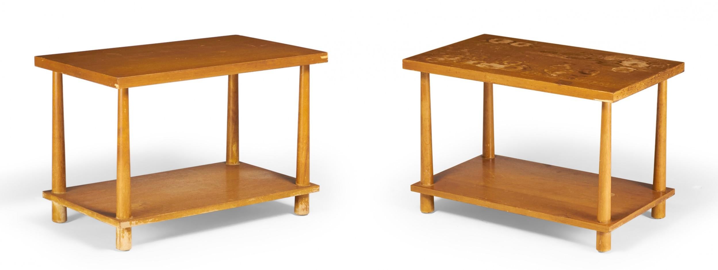 Paire de tables d'appoint/de chevet en érable du milieu du siècle dernier, de forme rectangulaire à deux niveaux, avec des pieds en goujon à pointe inversée reliant l'étagère inférieure et le plateau de la table. (AT&T. ROBSJOHN-GIBBINGS POUR