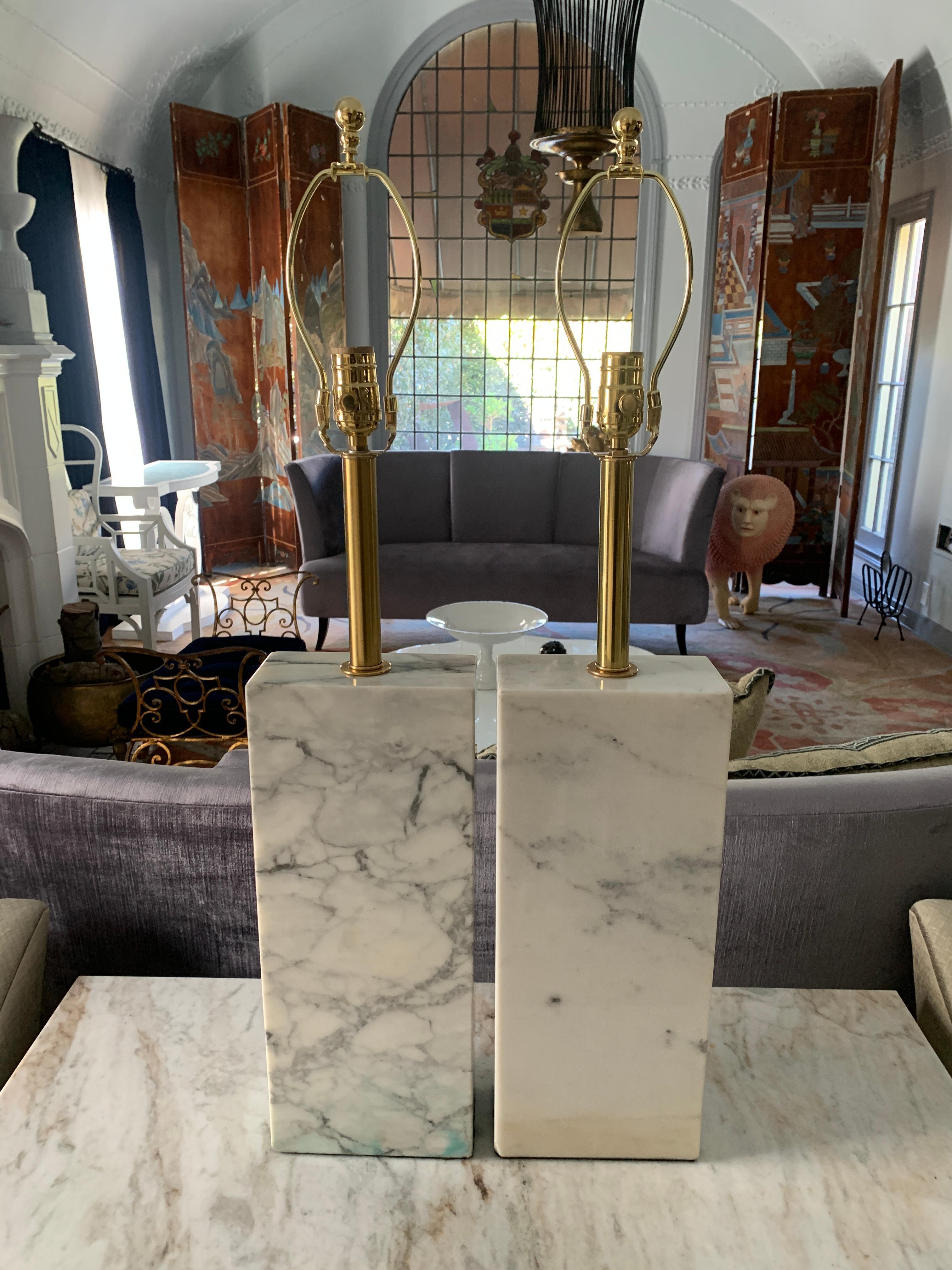 Laiton Paire de T.H. Lampes Robsjohn-Gibbings en marbre et laiton avec abat-jour en vente