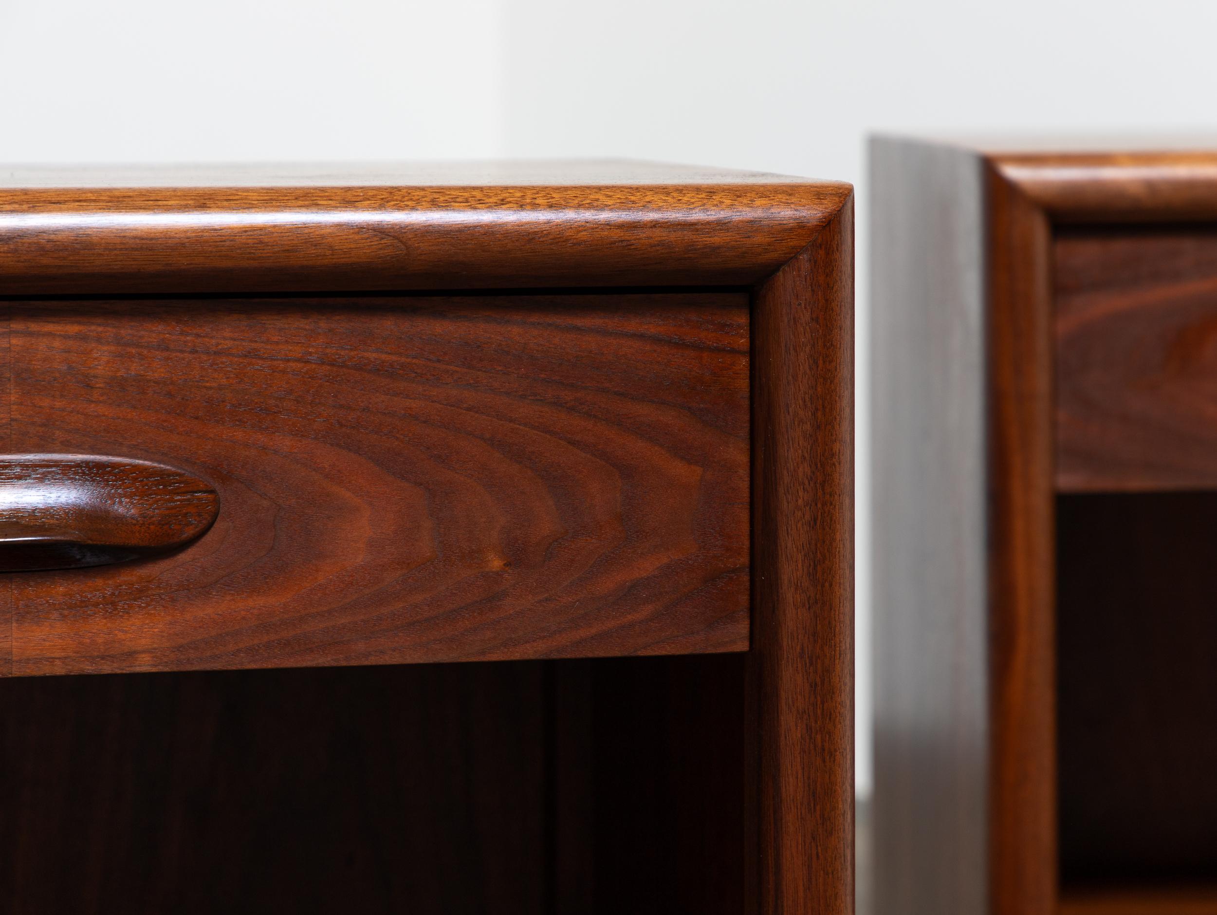 Pair of T.H. Robsjohn-Gibbings Nightstands or End Tables in Walnut Wood For Sale 4