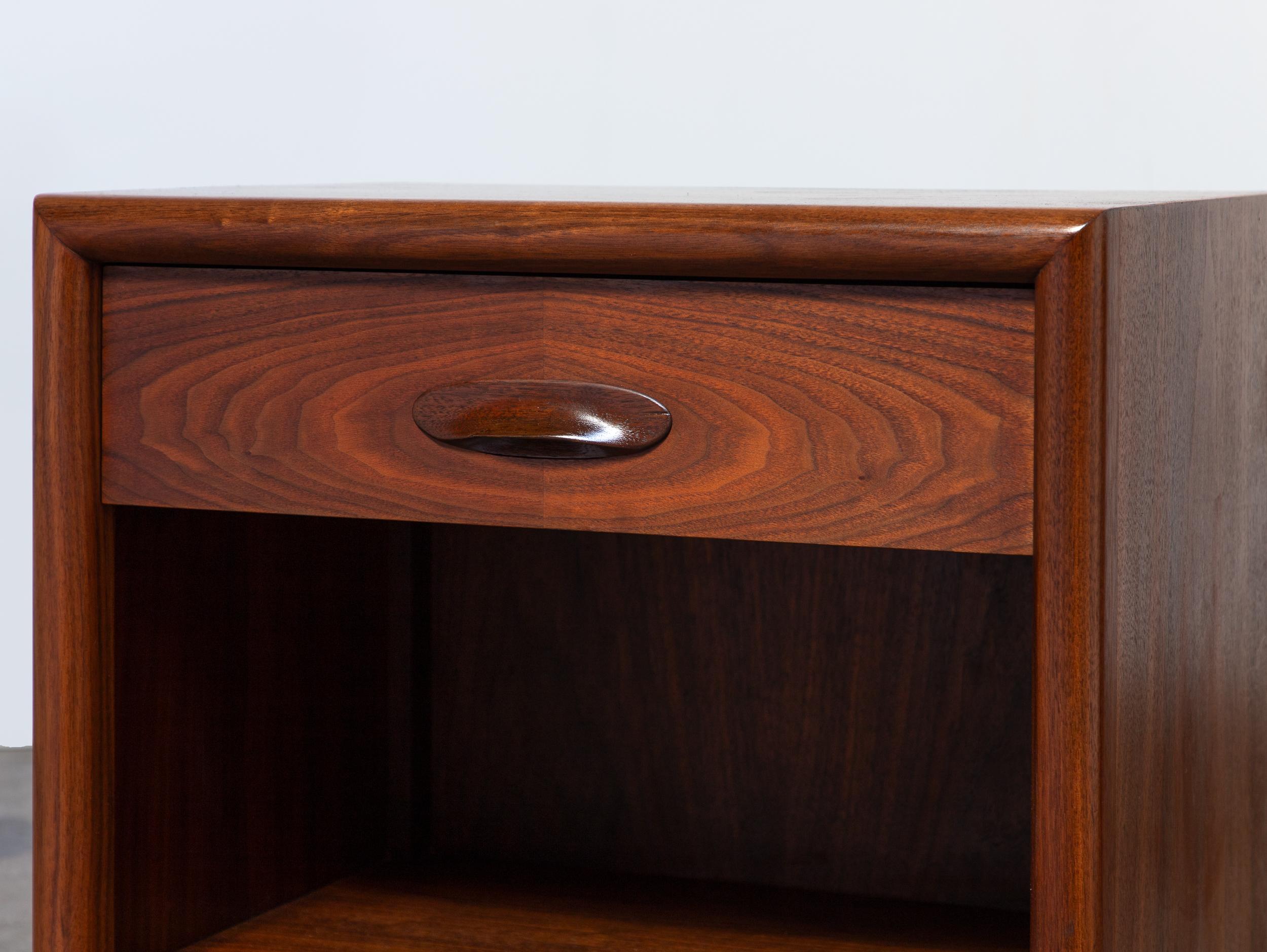 Pair of T.H. Robsjohn-Gibbings Nightstands or End Tables in Walnut Wood For Sale 5