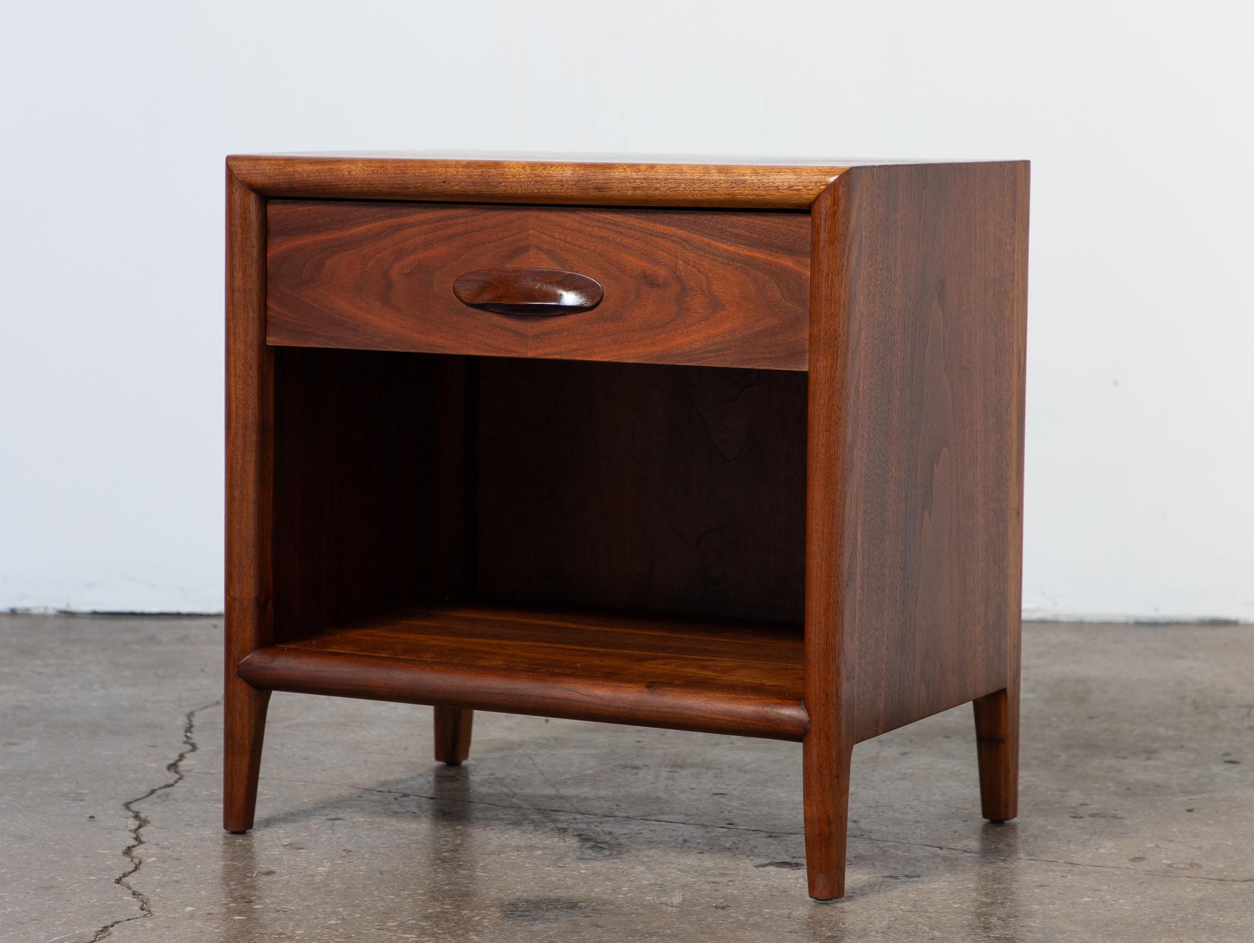 Mid-Century Modern Pair of T.H. Robsjohn-Gibbings Nightstands or End Tables in Walnut Wood For Sale