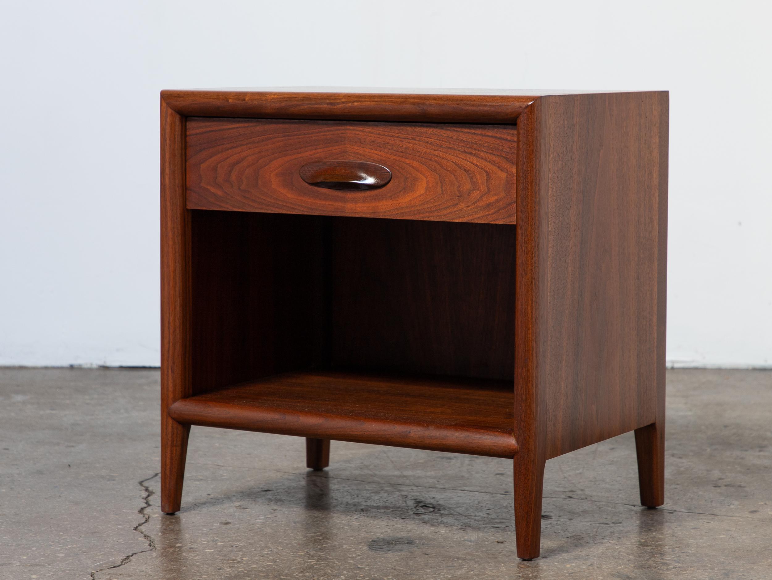 American Pair of T.H. Robsjohn-Gibbings Nightstands or End Tables in Walnut Wood For Sale