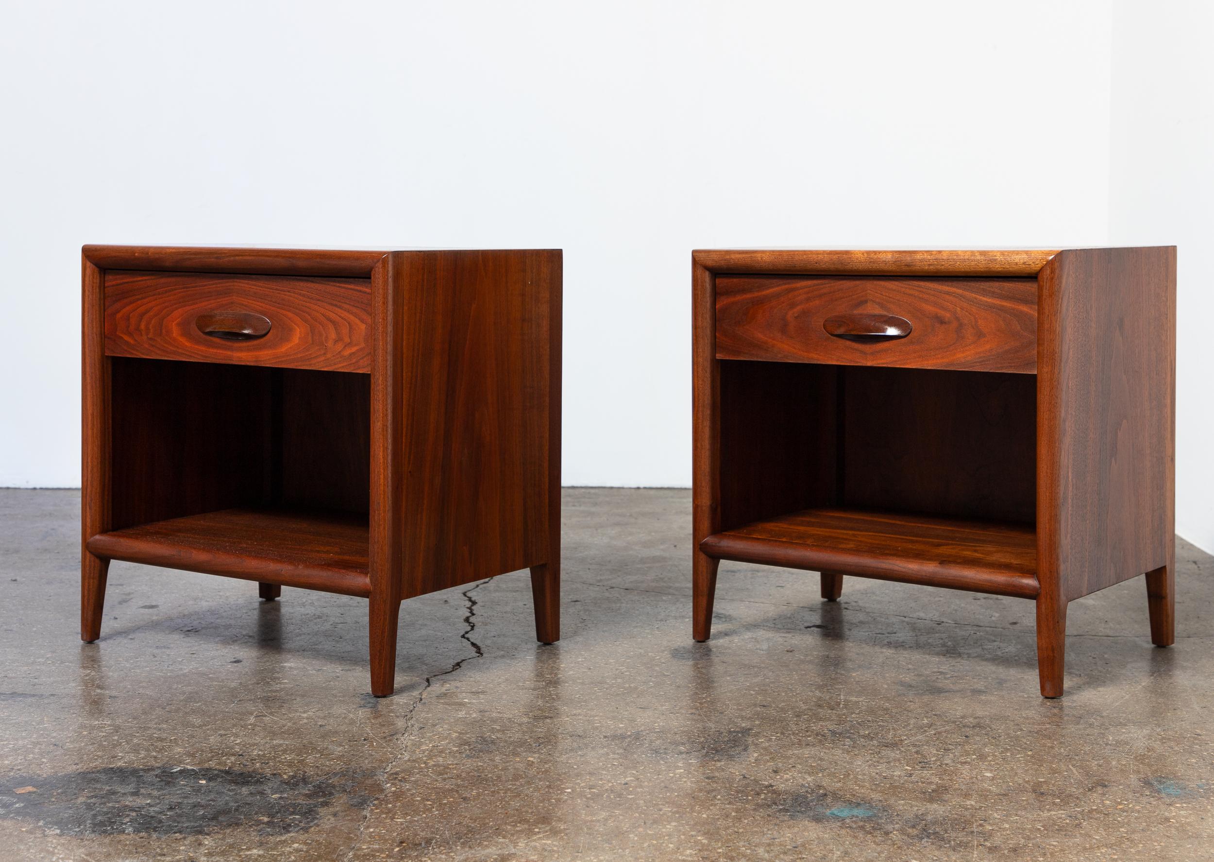 Pair of T.H. Robsjohn-Gibbings Nightstands or End Tables in Walnut Wood In Good Condition For Sale In Brooklyn, NY