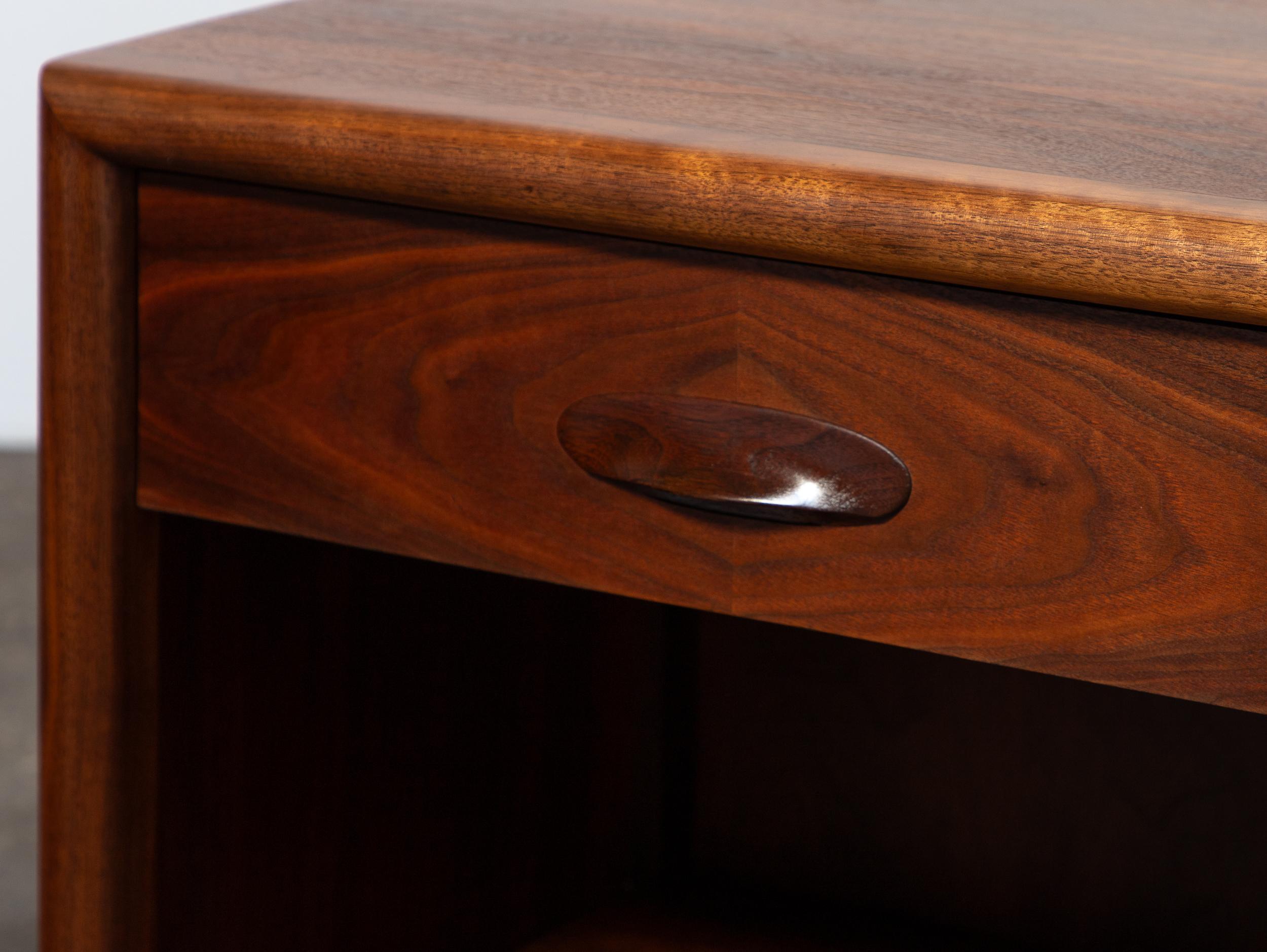 20th Century Pair of T.H. Robsjohn-Gibbings Nightstands or End Tables in Walnut Wood For Sale