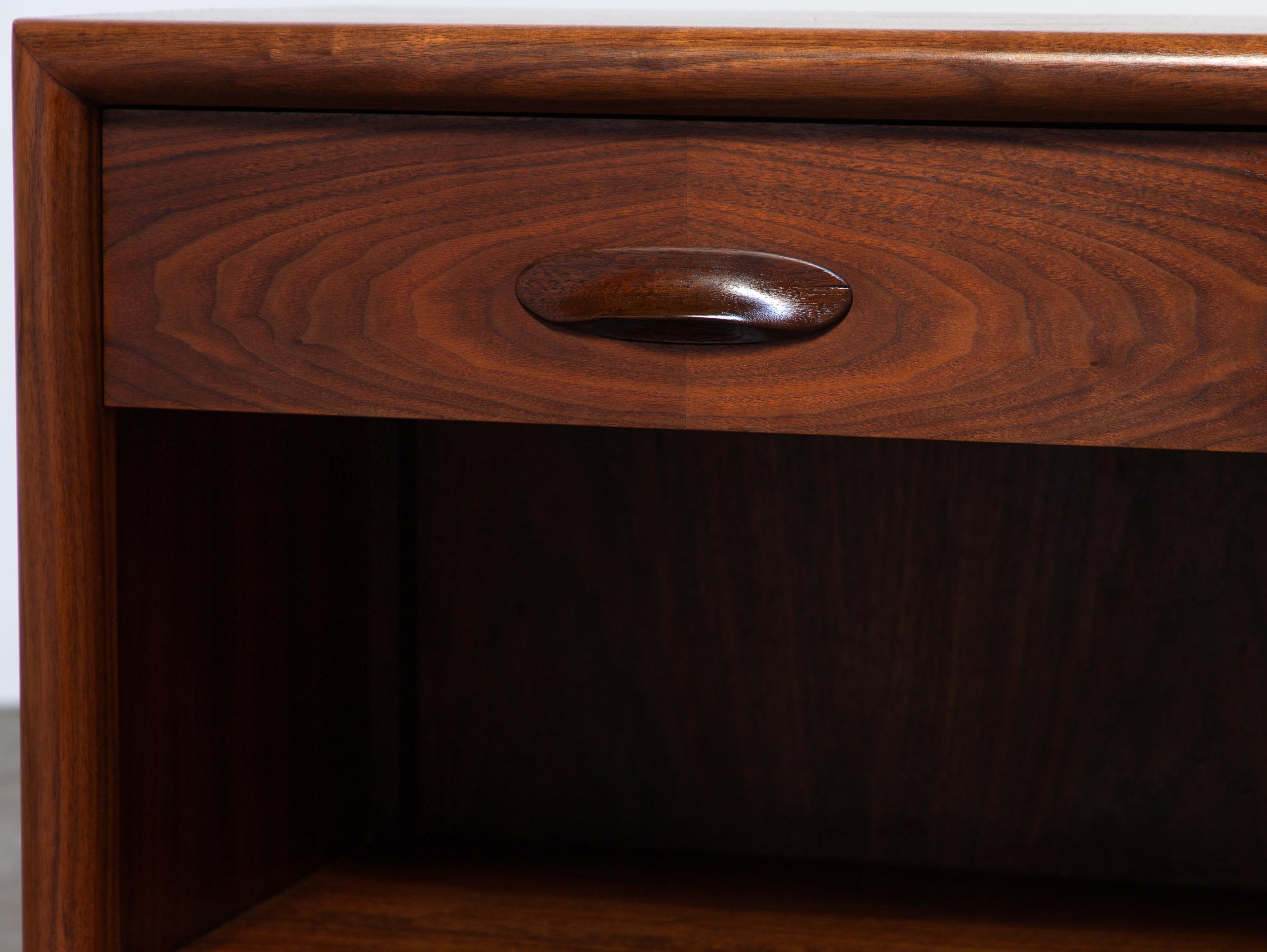 Pair of T.H. Robsjohn-Gibbings Nightstands or End Tables in Walnut Wood For Sale 1