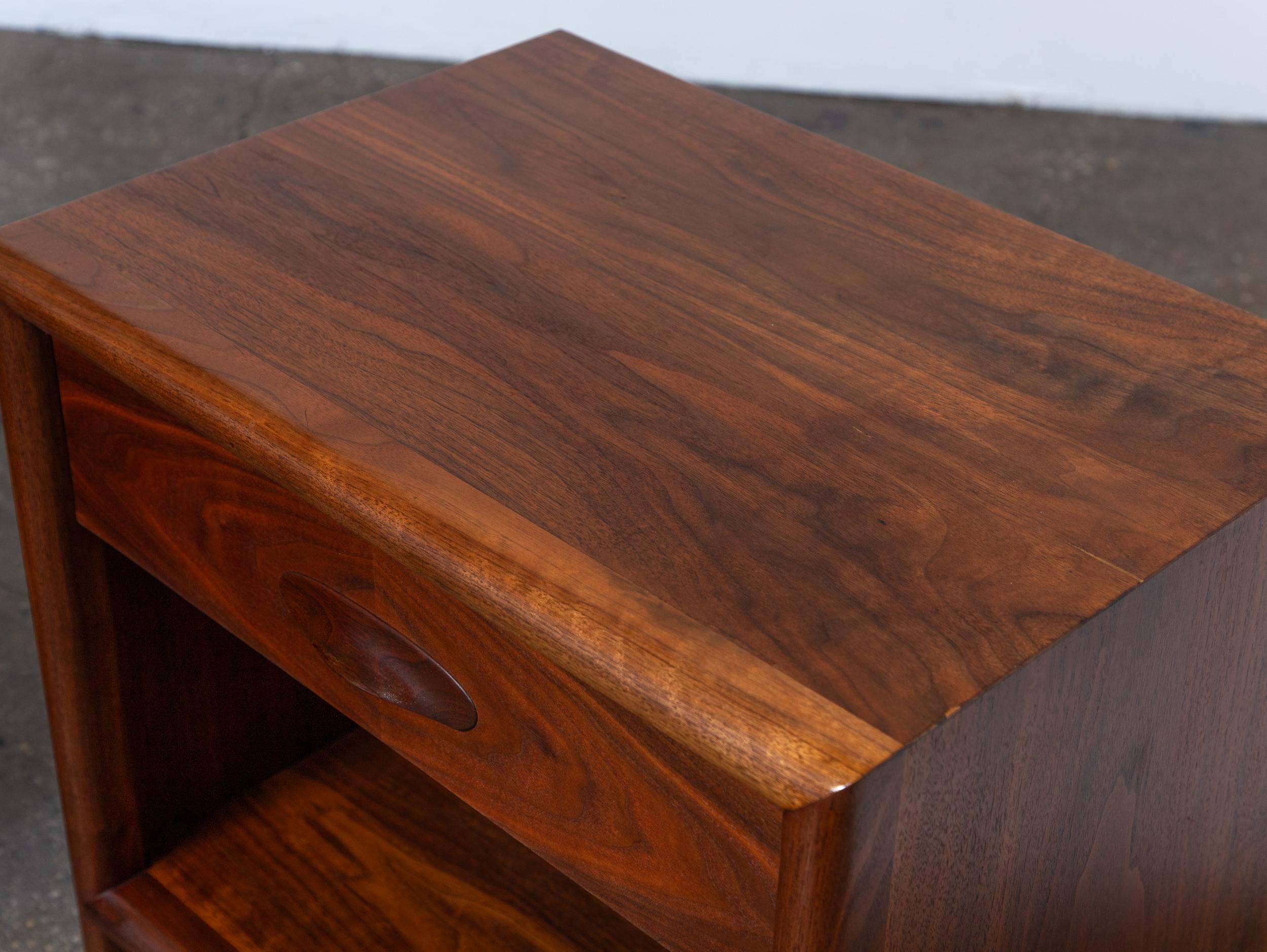 Pair of T.H. Robsjohn-Gibbings Nightstands or End Tables in Walnut Wood For Sale 2