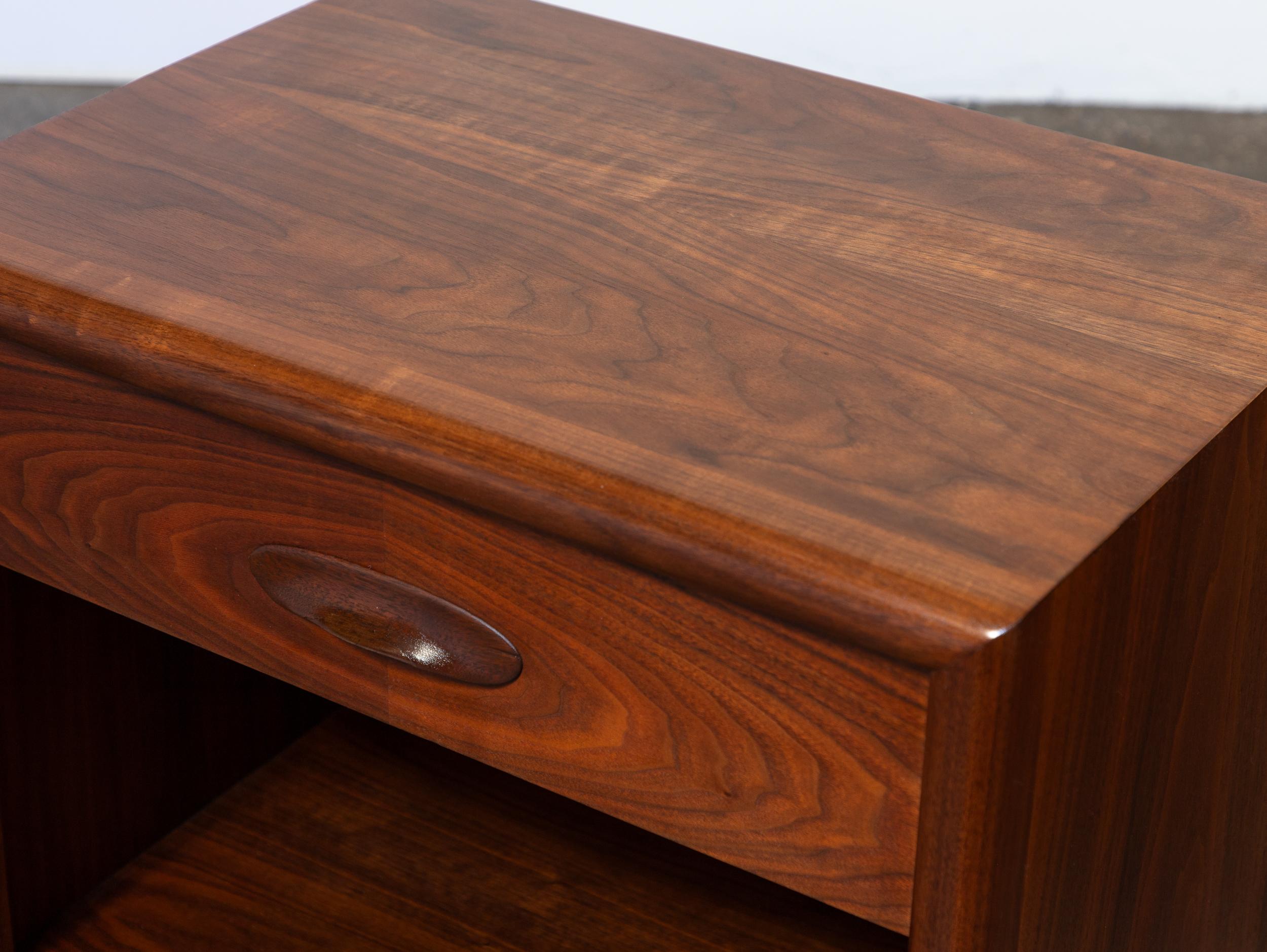 Pair of T.H. Robsjohn-Gibbings Nightstands or End Tables in Walnut Wood For Sale 3