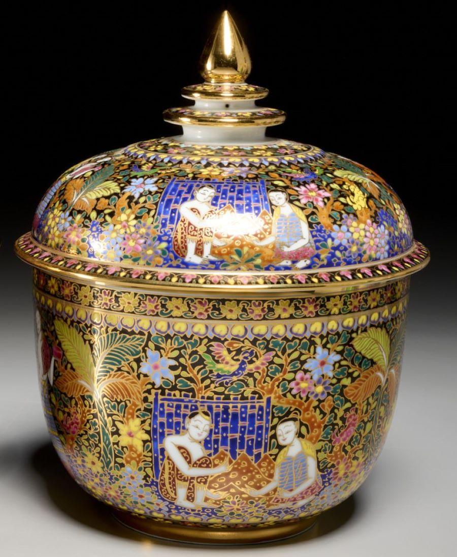 Ming Pair of Thai Benjarong Lidded Porcelain Jars Vibrantly Hand Painted and Gilded For Sale