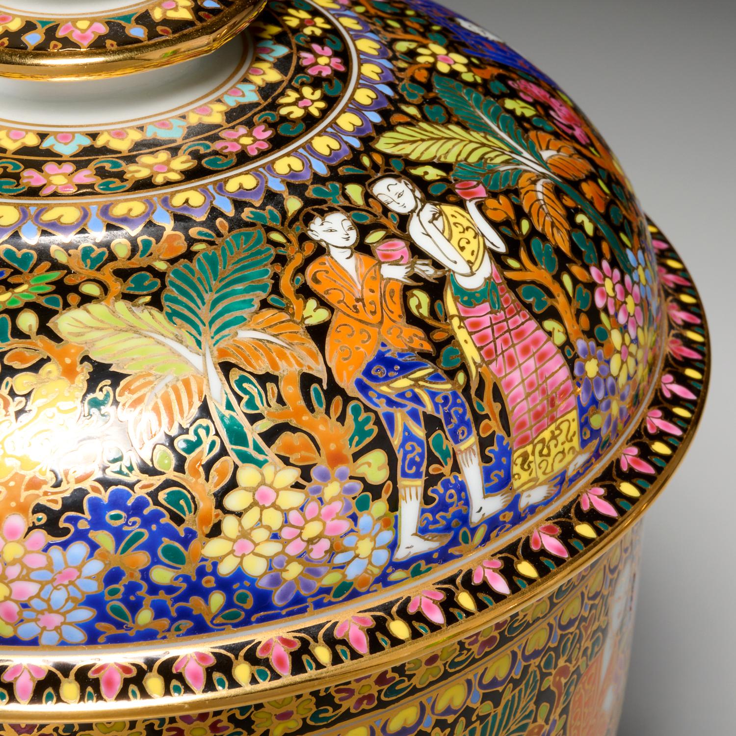 Paire de pots en porcelaine thaïlandaise Benjarong à couvercle vibrantement peints et dorés à la main Bon état - En vente à Morristown, NJ